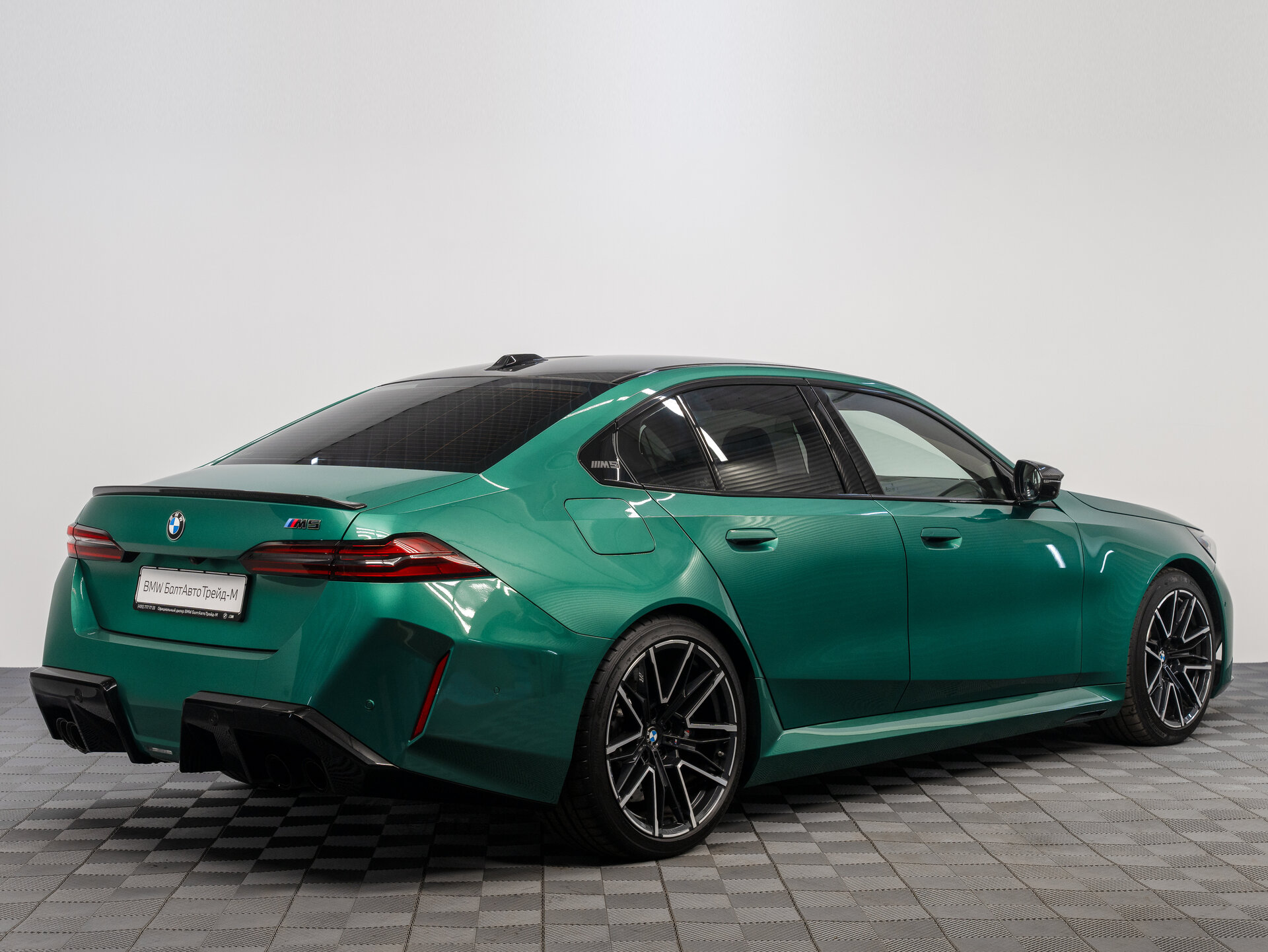 Автомобиль BMW M5 4.4hyb AT (727 л.с.) 4WD - 5