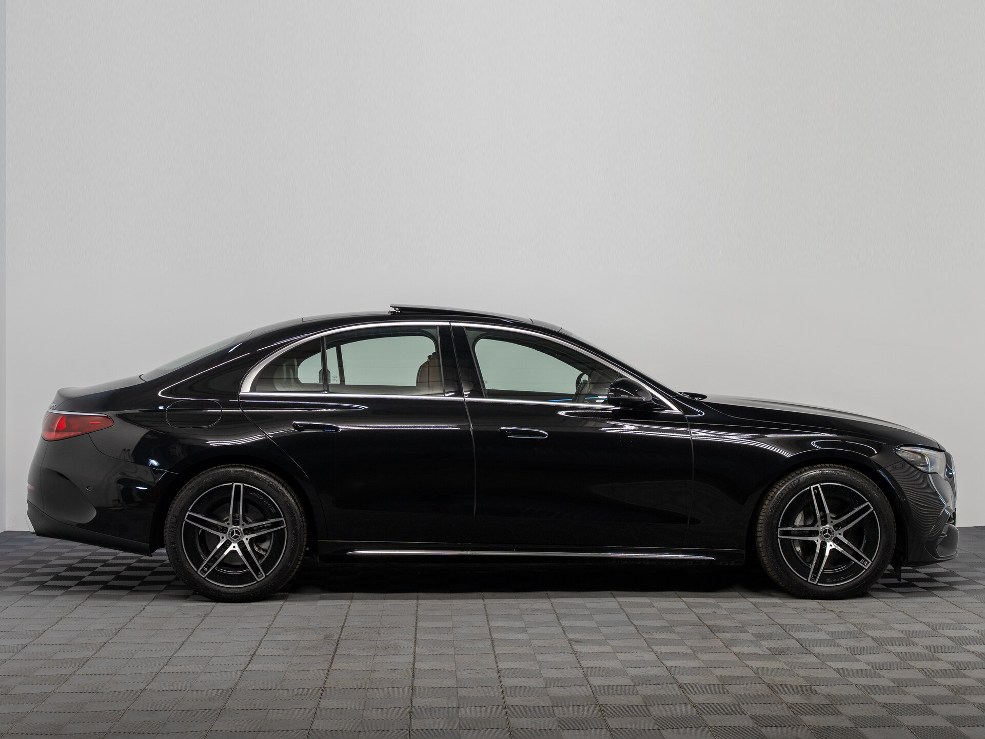 Автомобиль Mercedes-Benz E-Класс 300 2.0 AT (258 л.с.) 4WD - 4