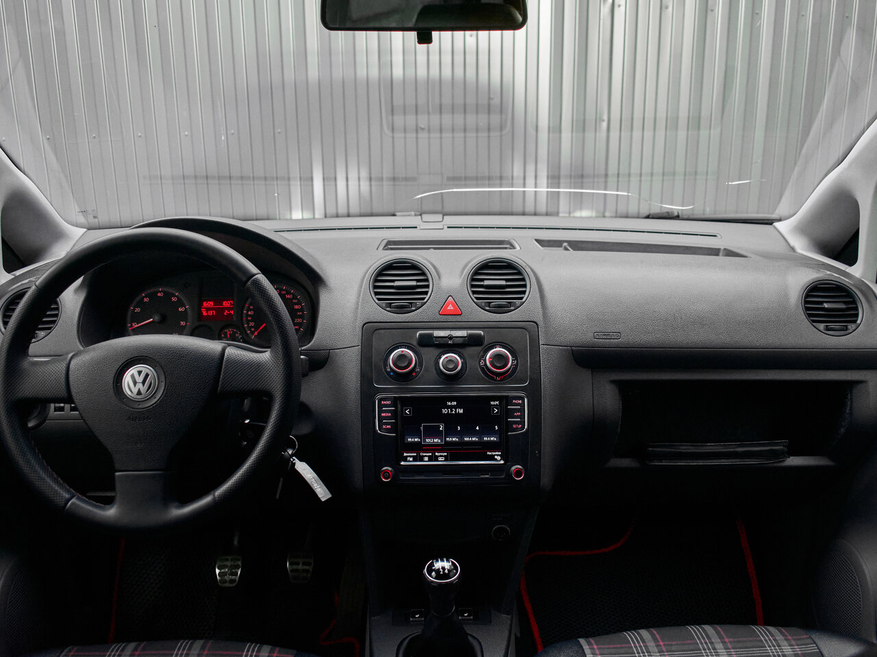 Купить Volkswagen Caddy 1.6 MT (102 л.с.), 2008 в Екатеренбурге