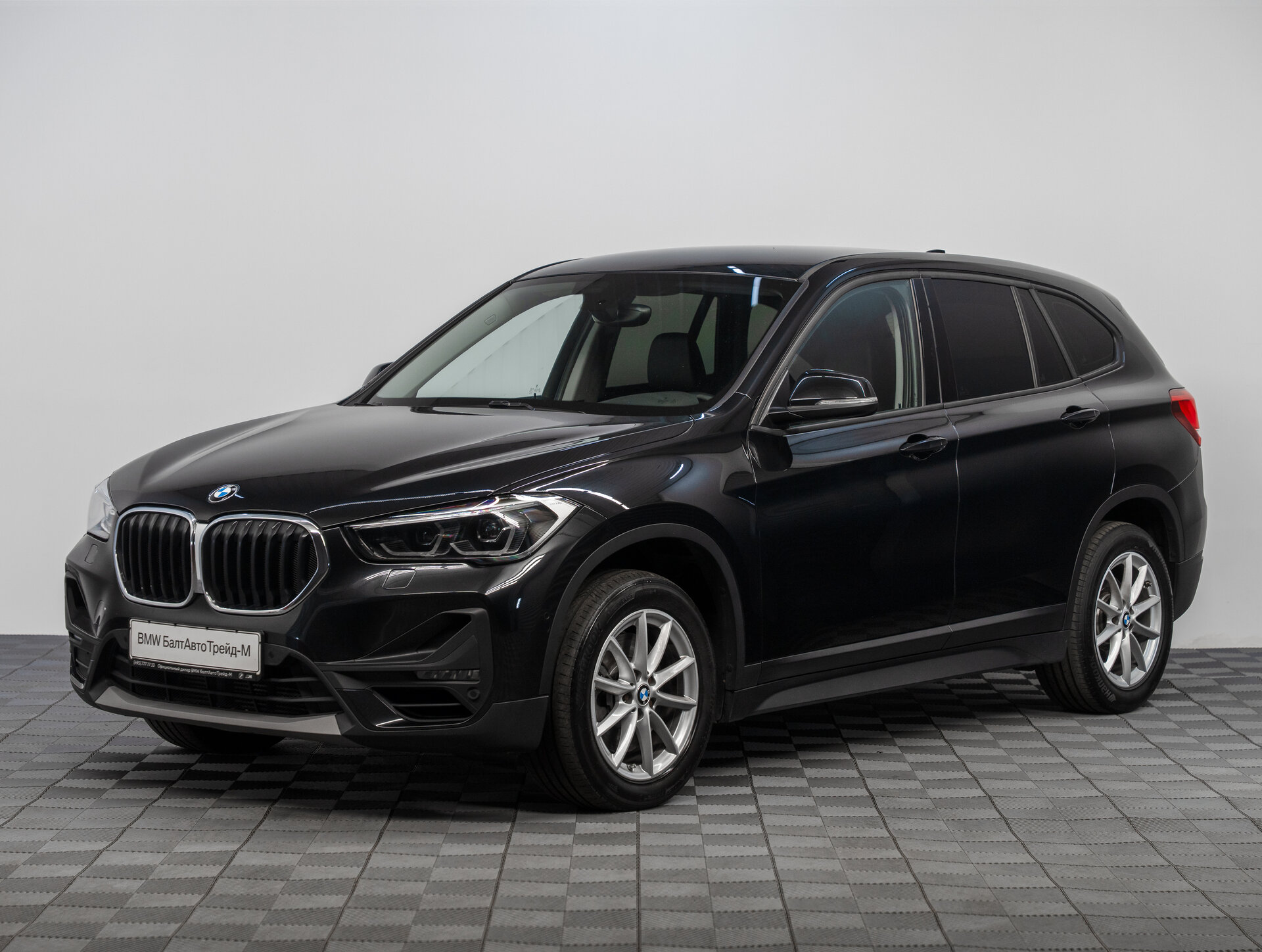 Автомобиль BMW X1 20i xDrive 2.0 AT (192 л.с.) 4WD - 1