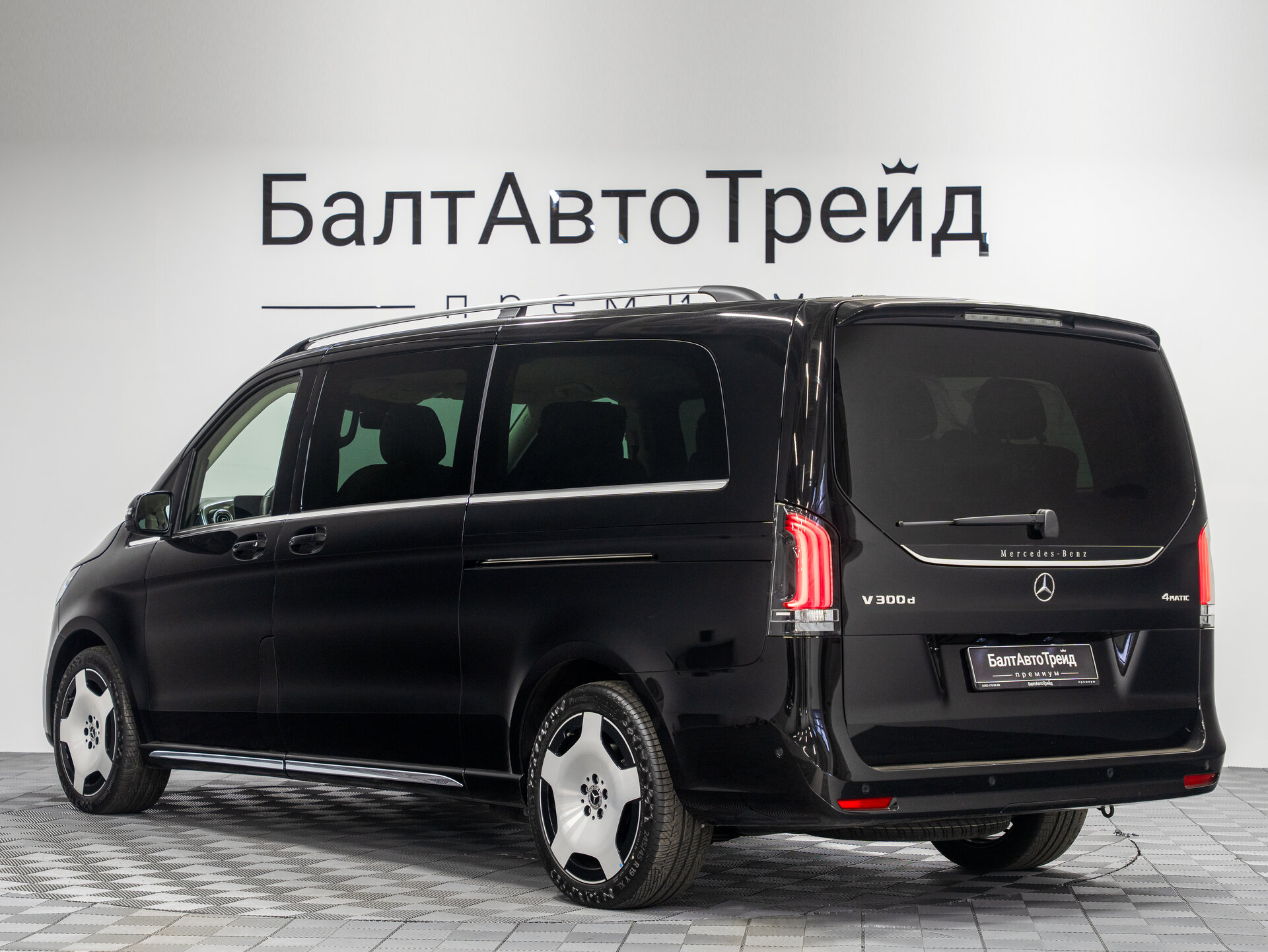 Автомобиль Mercedes-Benz V-Класс 300 d экстра длинный 2.0d AT (237 л.с.) 4WD - 9