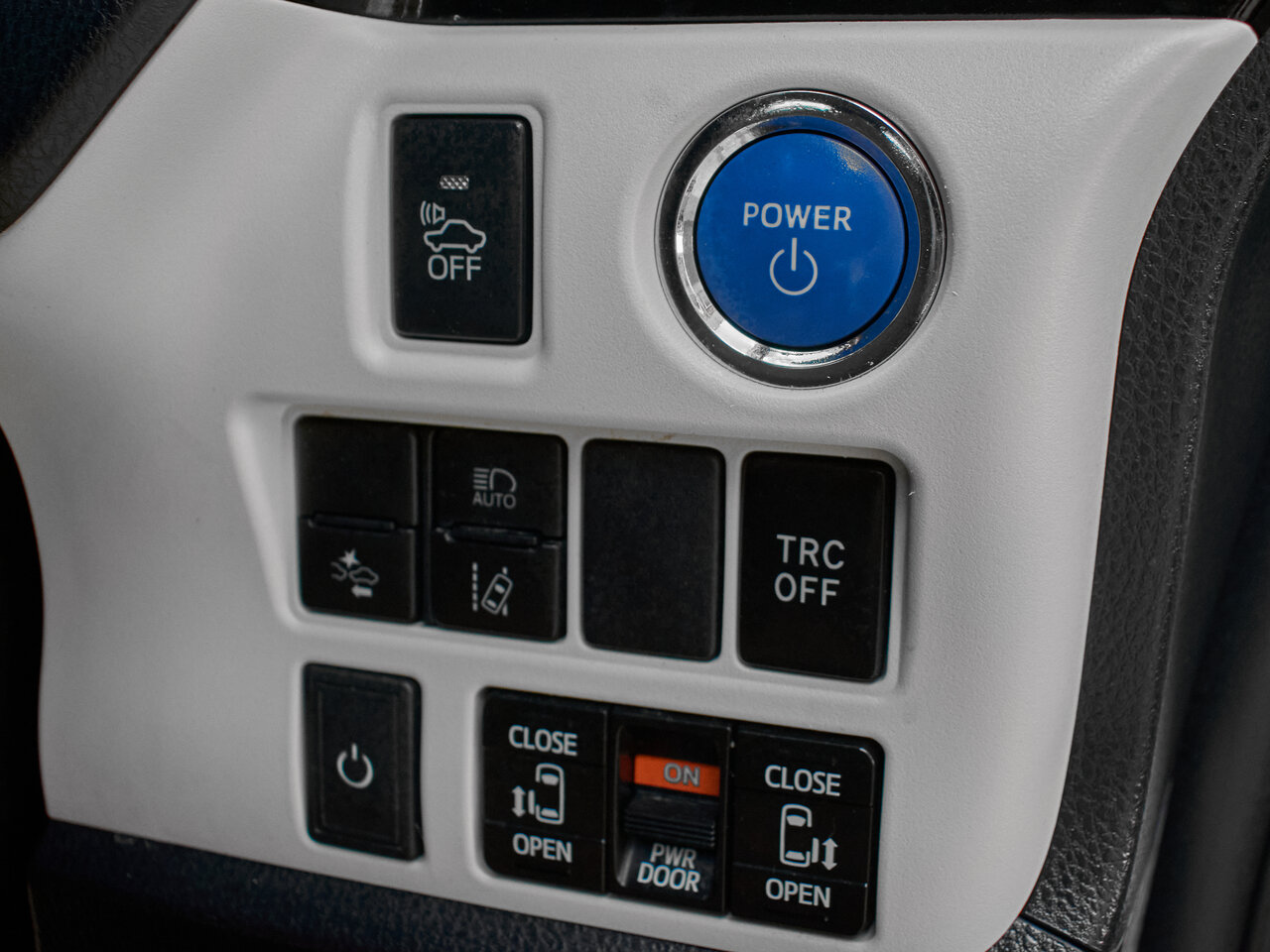 Купить Toyota Noah 1.8hyb CVT (99 л.с.), 2018 в Екатеренбурге