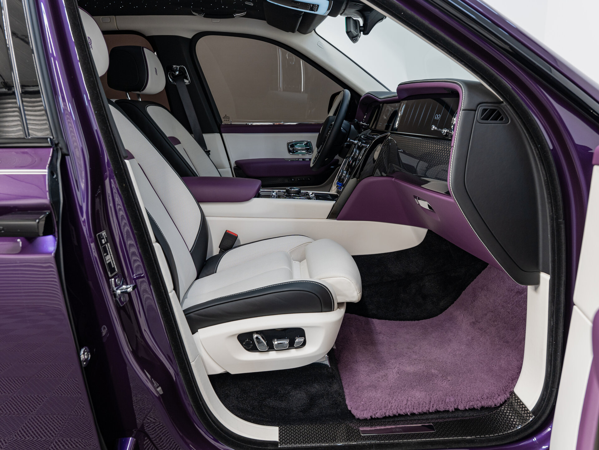 Автомобиль Rolls-Royce Cullinan Black Badge 6.8 AT (600 л.с.) 4WD - 20