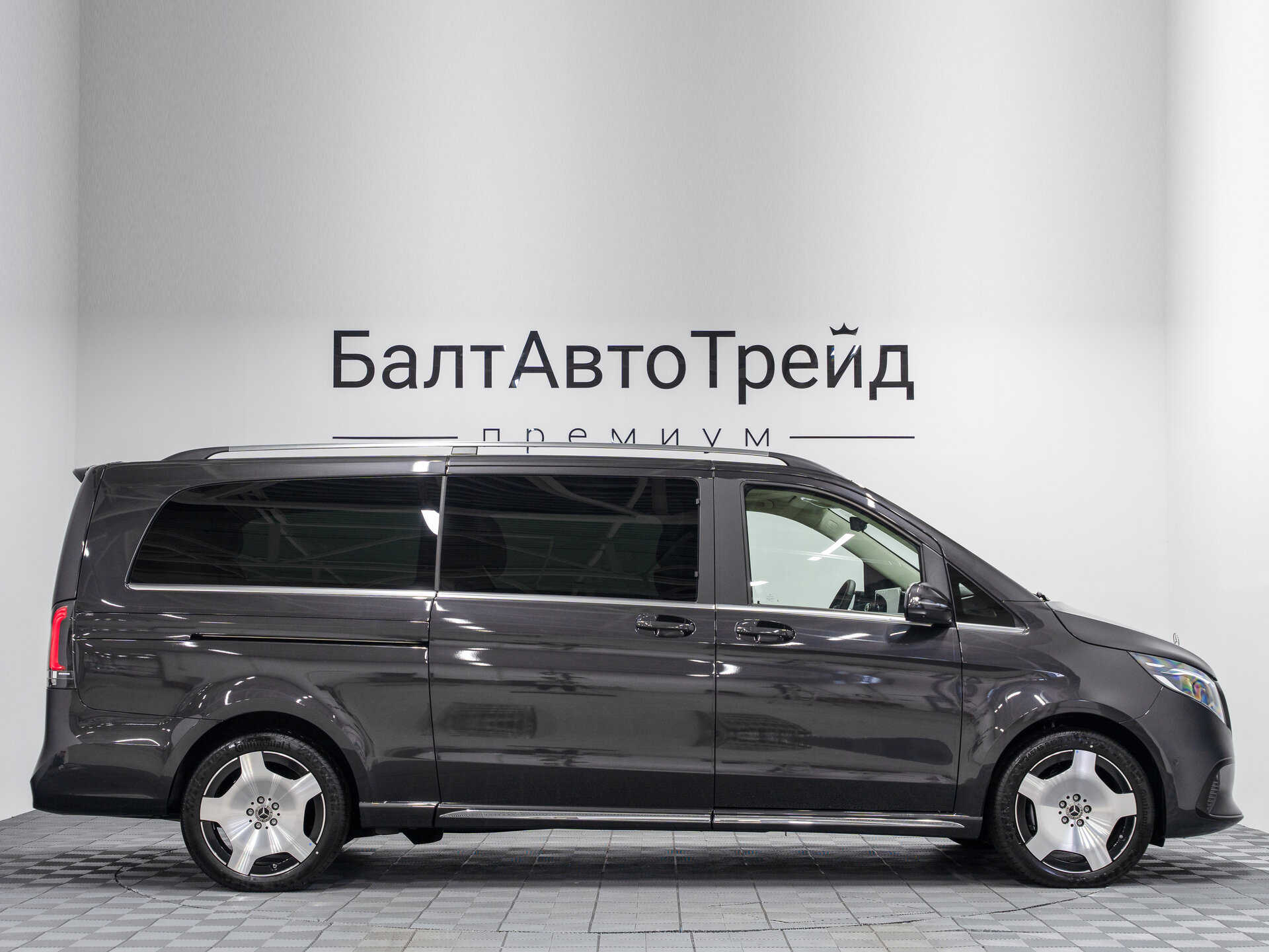 Автомобиль Mercedes-Benz V-Класс 300 d экстра длинный 2.0d AT (237 л.с.) 4WD - 6