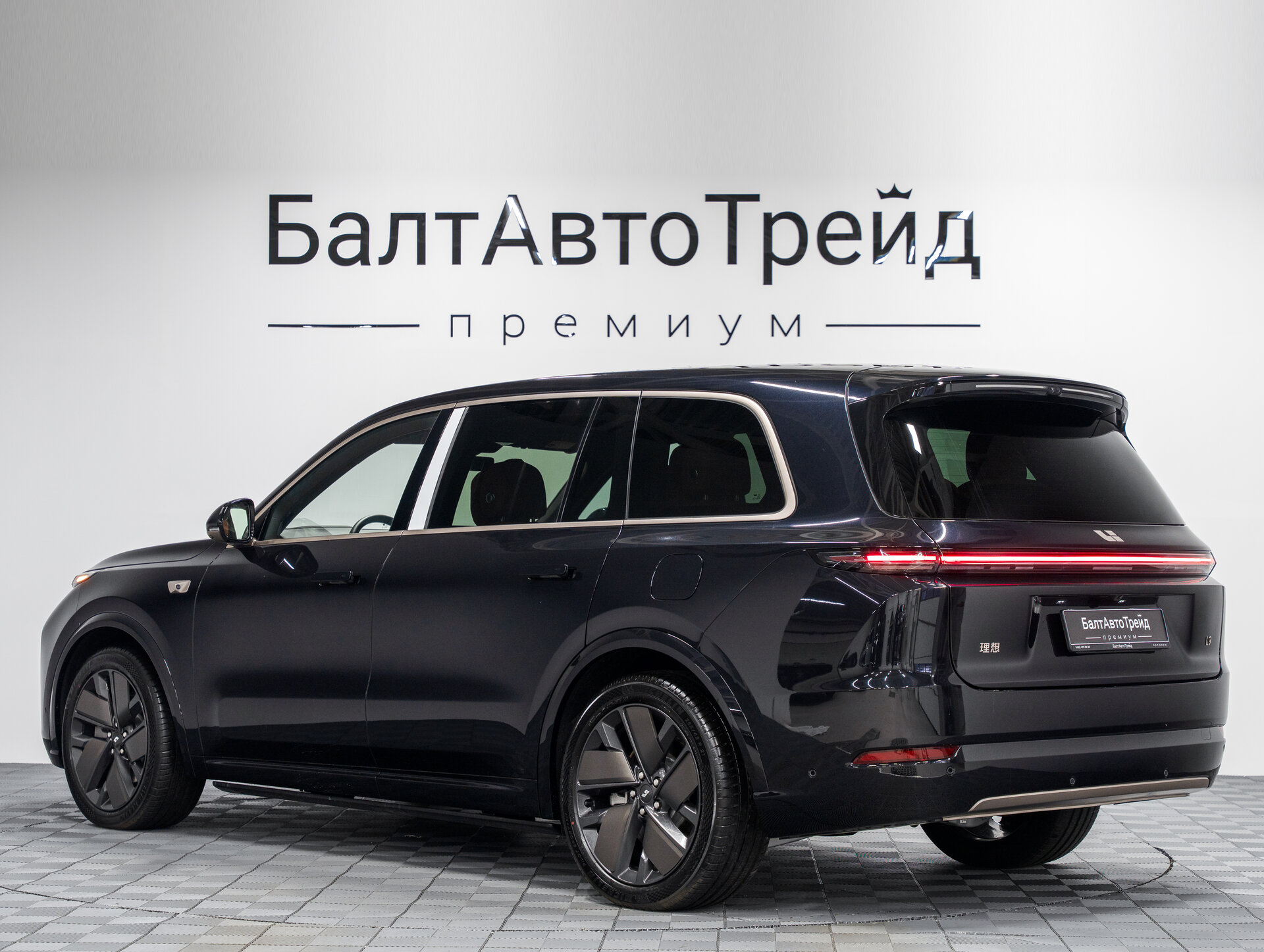 Автомобиль LiXiang L9 52.3 kWh 1.5hyb AT (449 л.с.) 4WD - 10