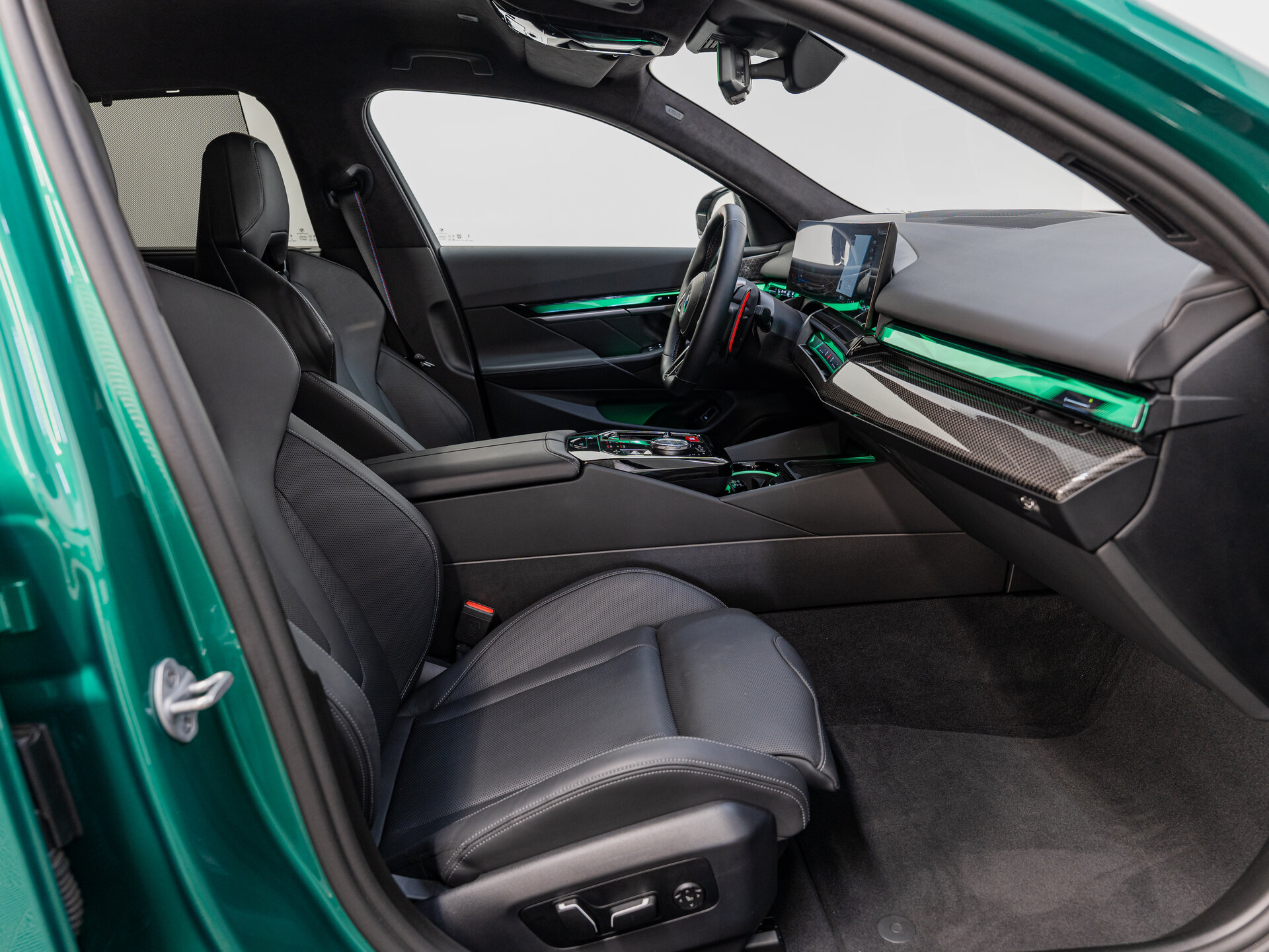 Автомобиль BMW M5 4.4hyb AT (727 л.с.) 4WD - 10