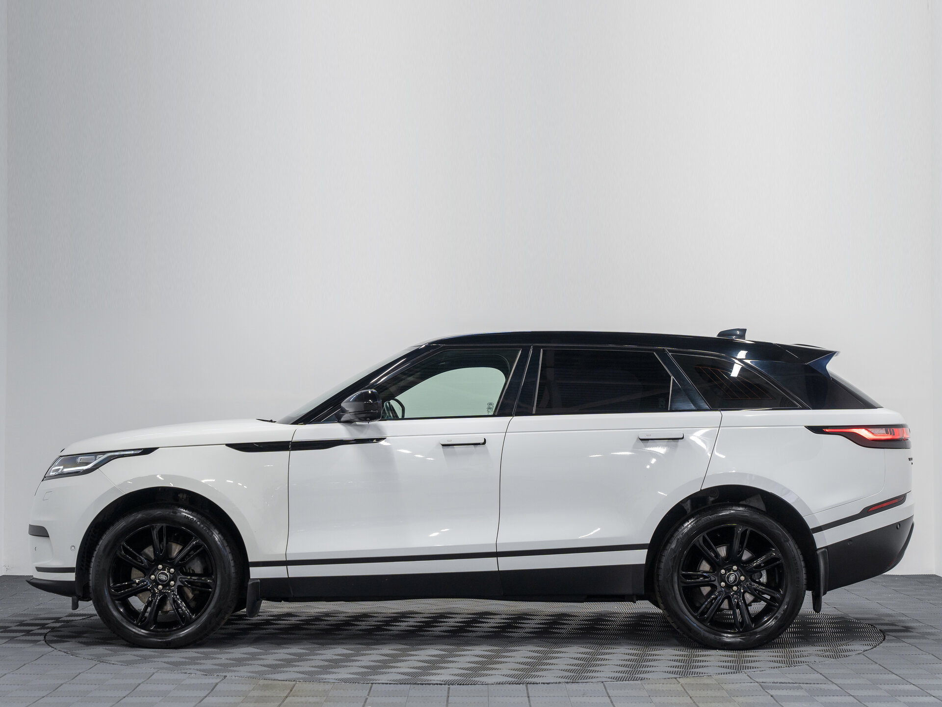 Автомобиль Land Rover Range Rover Velar 2.0 AT (250 л.с.) 4WD - 11
