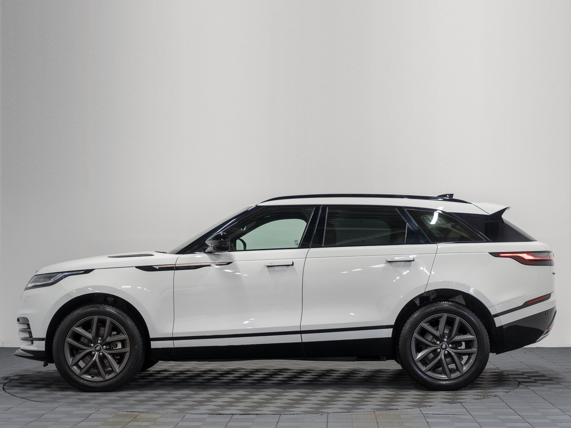 Автомобиль Land Rover Range Rover Velar 2.0 AT (250 л.с.) 4WD - 11