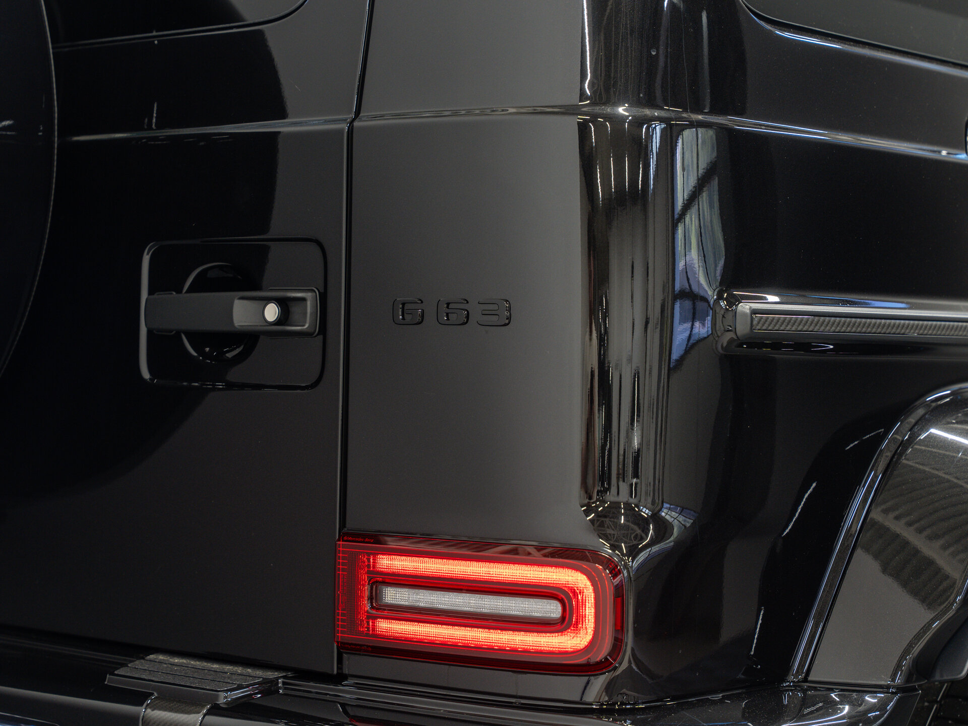 Автомобиль Mercedes-Benz G-Класс AMG 63 AMG 4.0 AT (585 л.с.) 4WD - 8