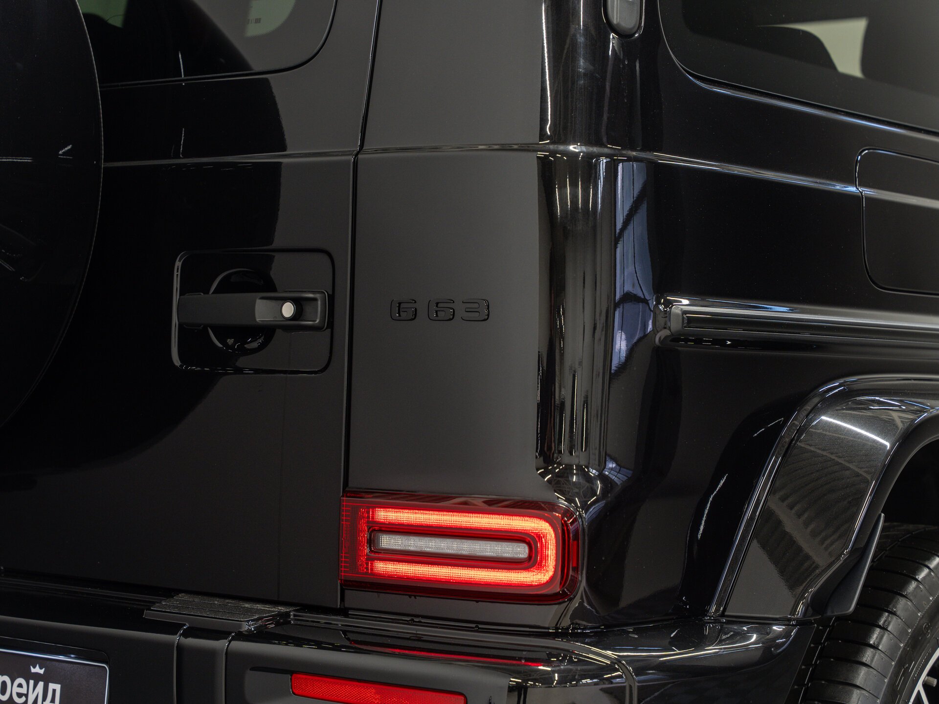 Автомобиль Mercedes-Benz G-Класс AMG 63 AMG 4.0 AT (585 л.с.) 4WD - 8