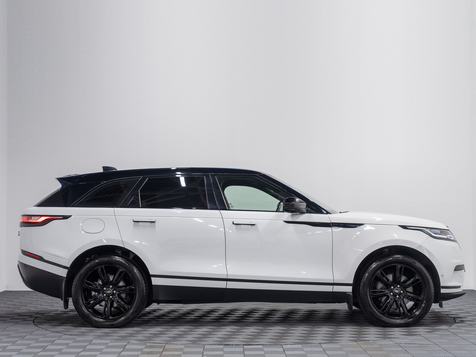 Автомобиль Land Rover Range Rover Velar 2.0 AT (250 л.с.) 4WD - 6