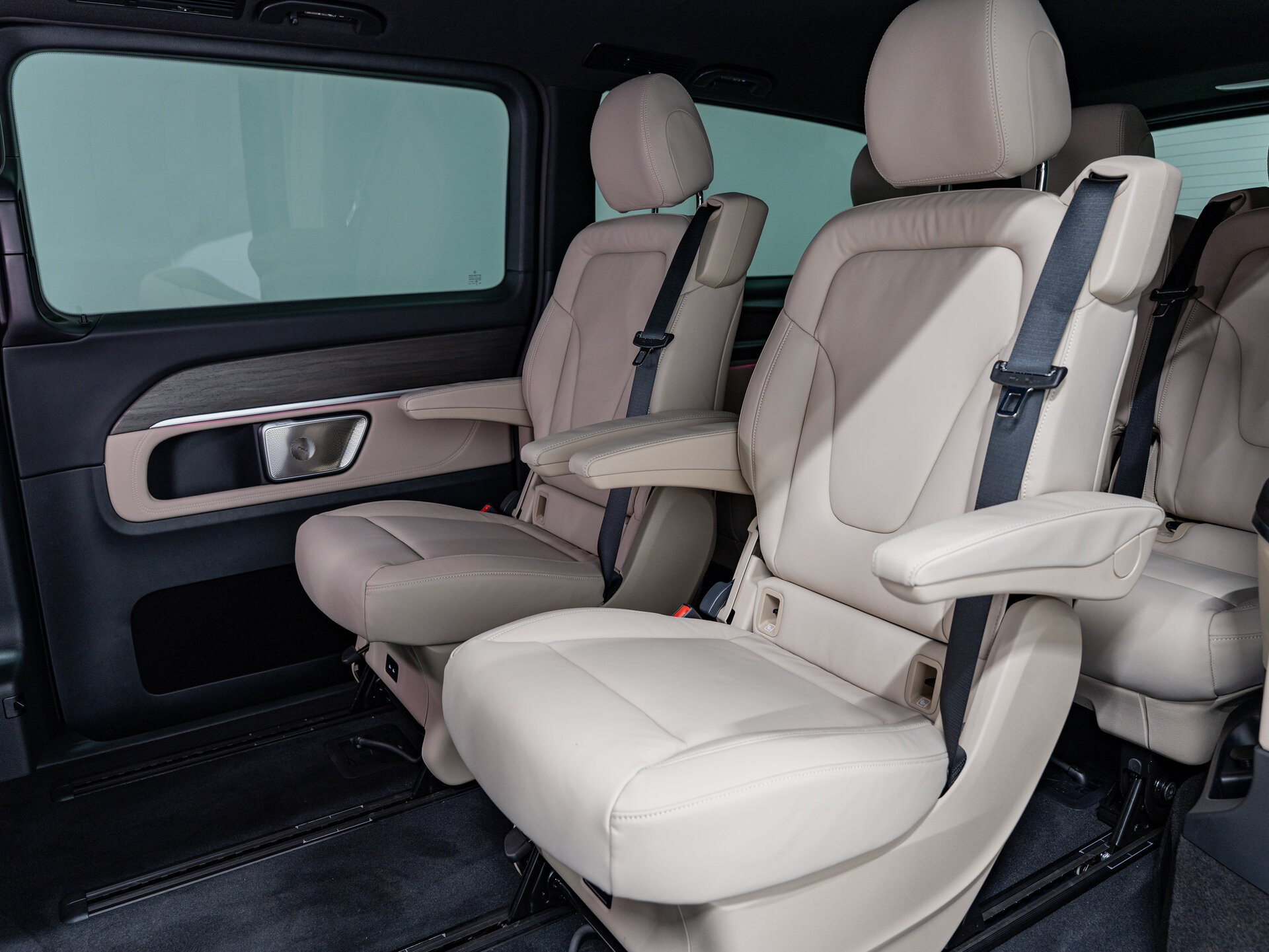 Автомобиль Mercedes-Benz V-Класс 300 d экстра длинный 2.0d AT (237 л.с.) 4WD - 16