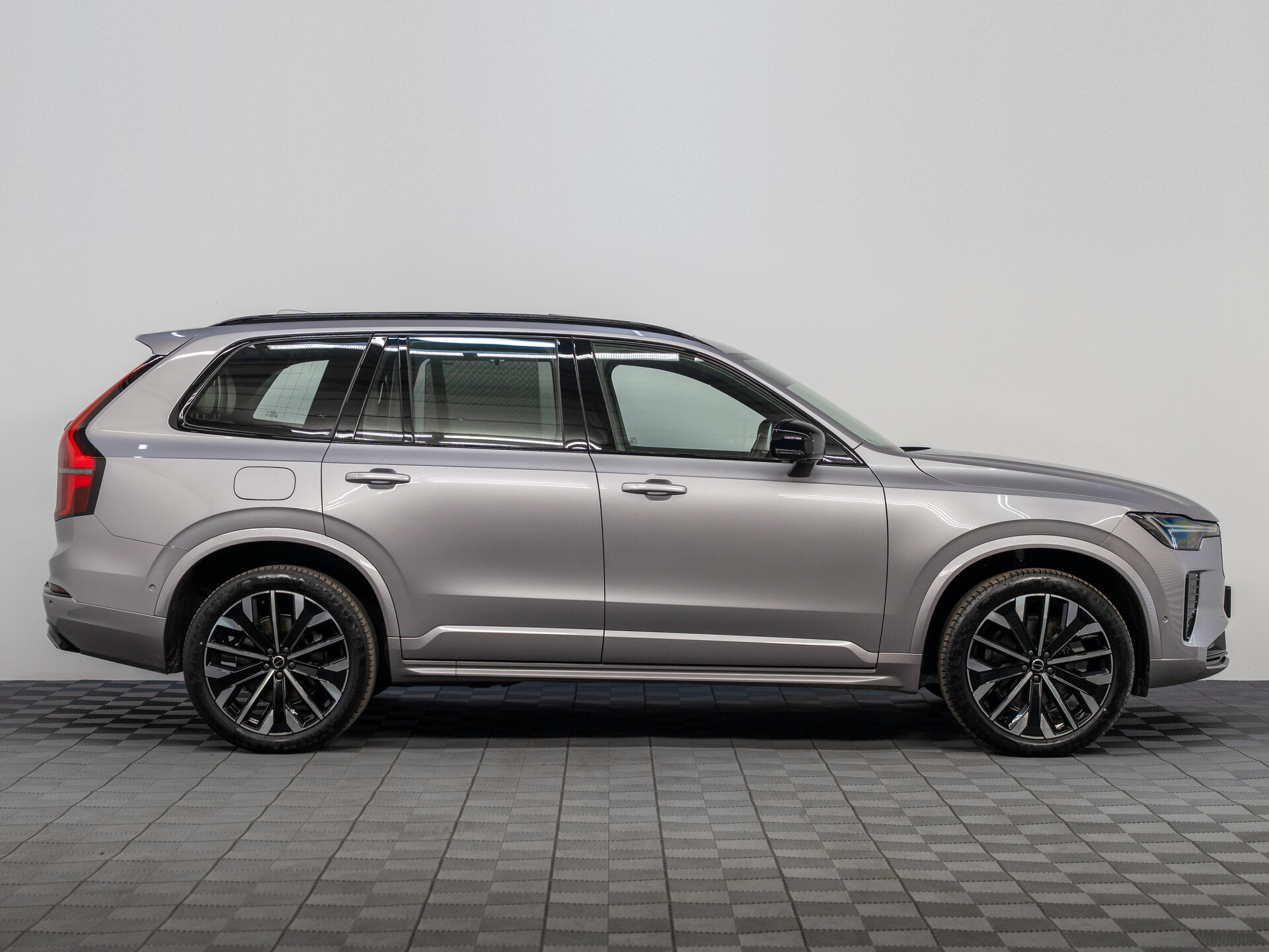 Автомобиль Volvo XC90 B6 2.0 AT (300 л.с.) 4WD - 4