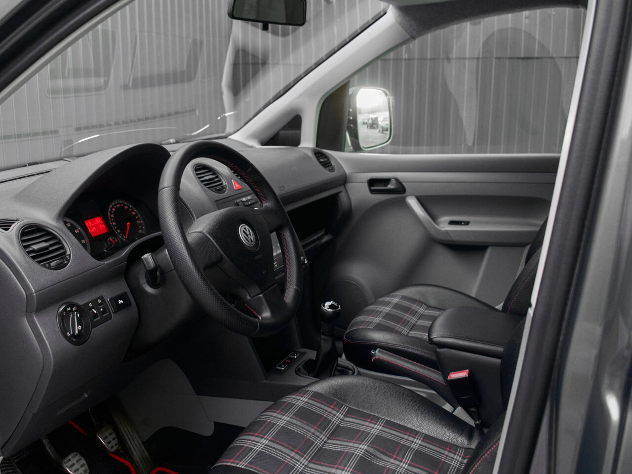 Купить Volkswagen Caddy 1.6 MT (102 л.с.), 2008 в Екатеренбурге