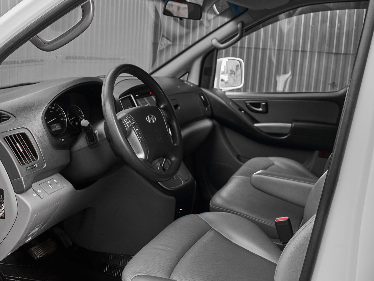Купить Hyundai Grand Starex 2.5d AT (145 л.с.), 2017 в Екатеренбурге