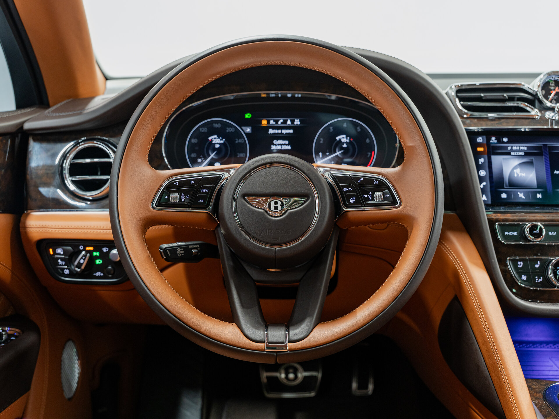 Автомобиль Bentley Bentayga 4.0 AT (550 л.с.) 4WD - 17