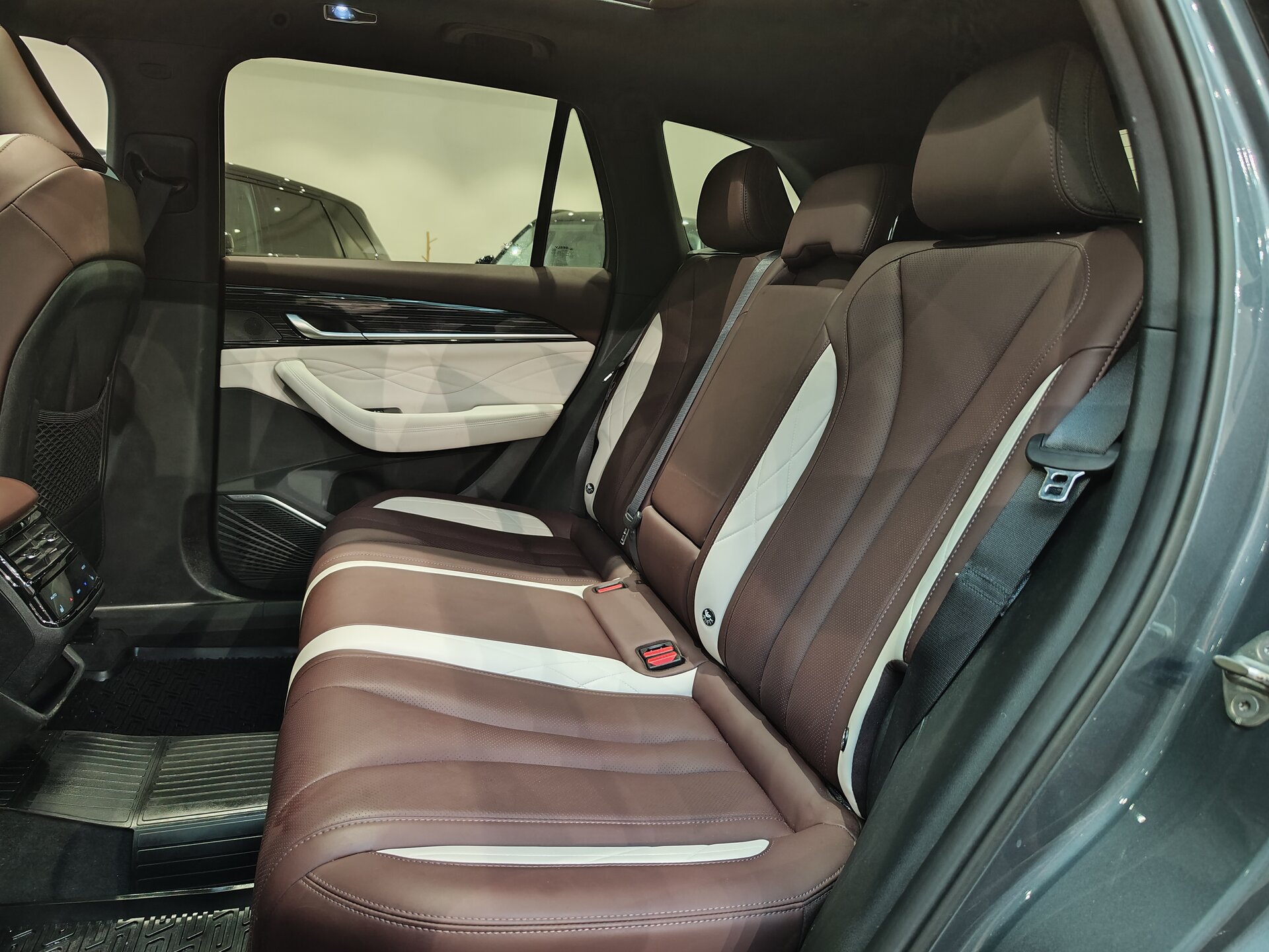 Автомобиль Geely Monjaro 2.0 AT (238 л.с.) 4WD - 9