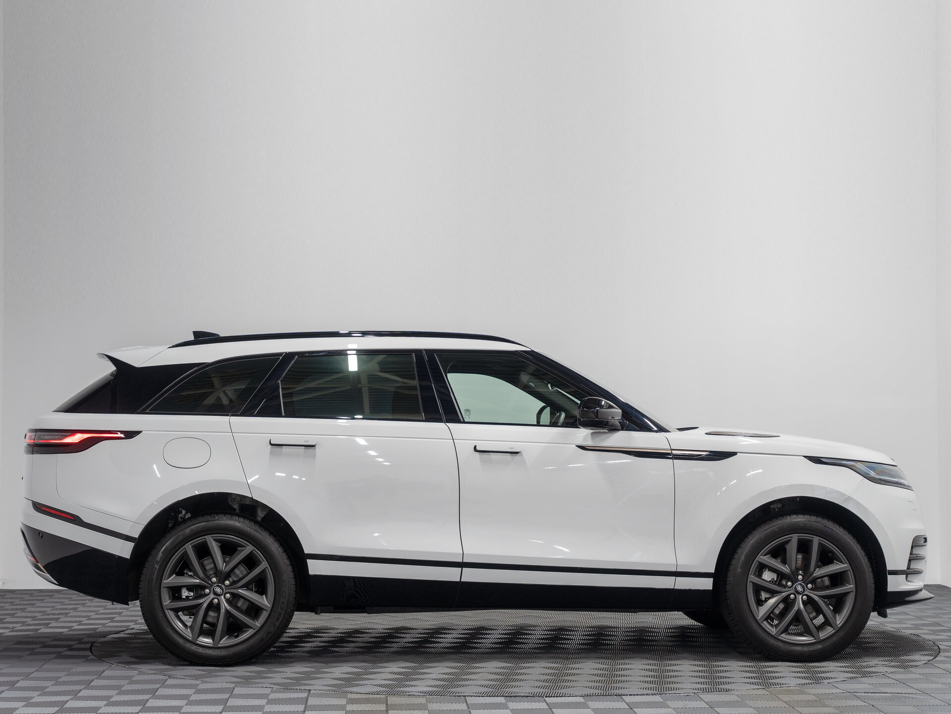 Автомобиль Land Rover Range Rover Velar 2.0 AT (250 л.с.) 4WD - 6