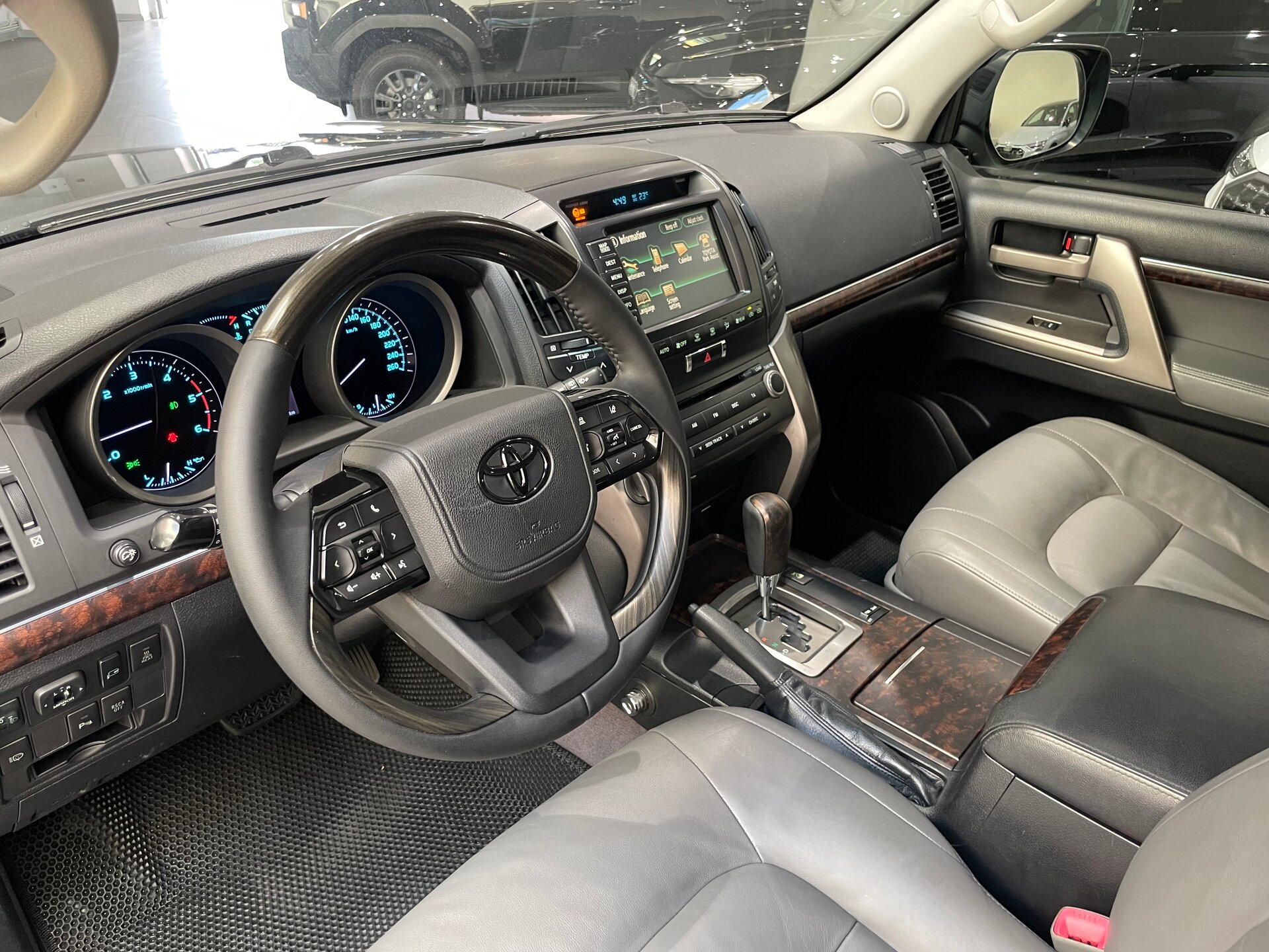 Автомобиль Toyota Land Cruiser 4.5d AT (235 л.с.) 4WD - 7