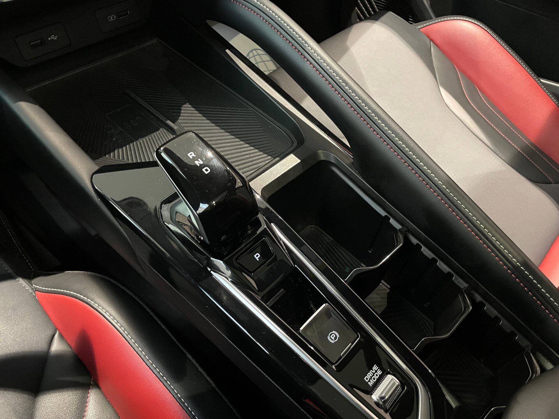 Автомобиль Geely Coolray 1.5 AMT (147 л.с.) - 17