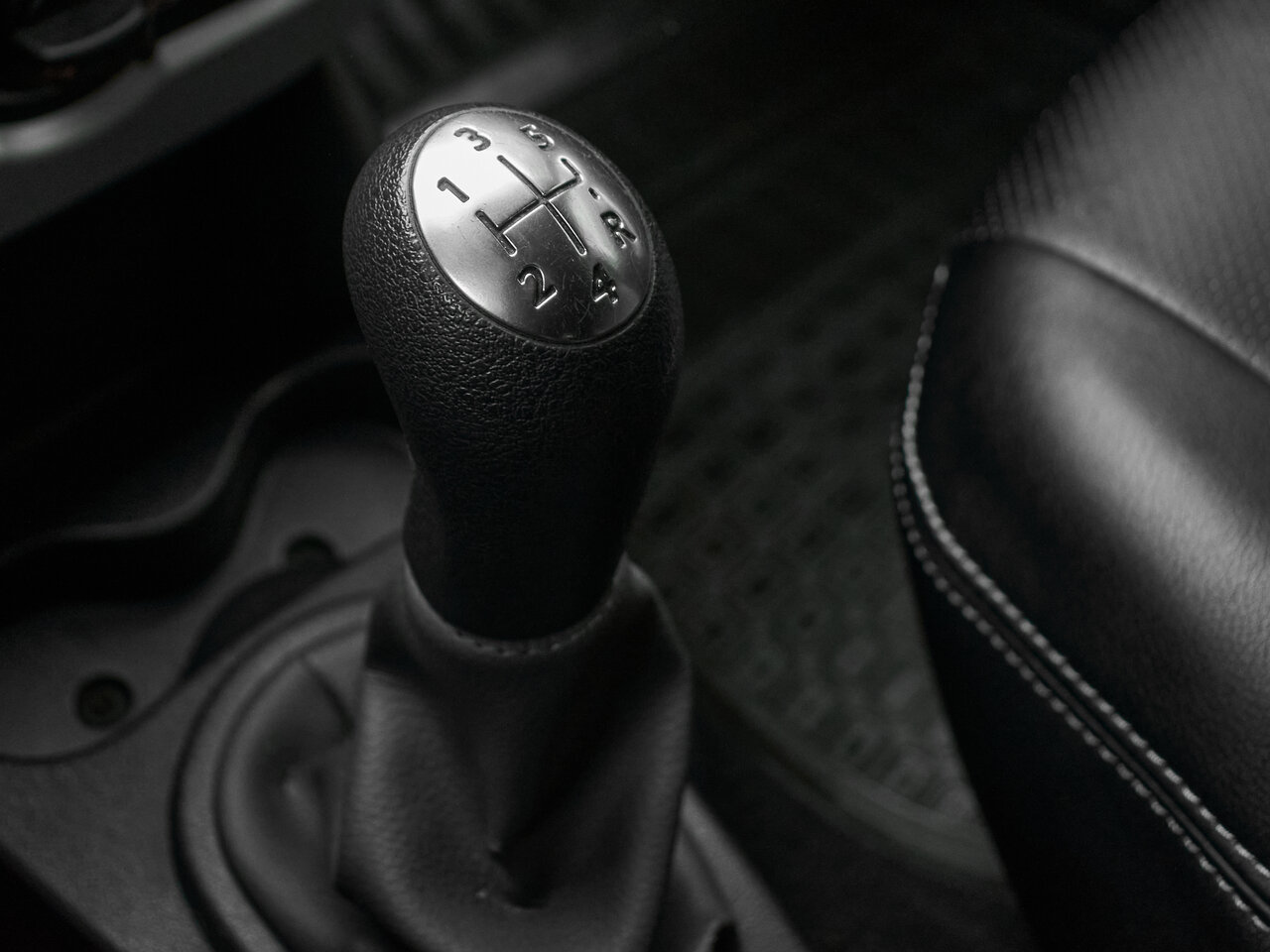 Купить Renault Sandero 1.6 MT (84 л.с.), 2013 в Екатеренбурге