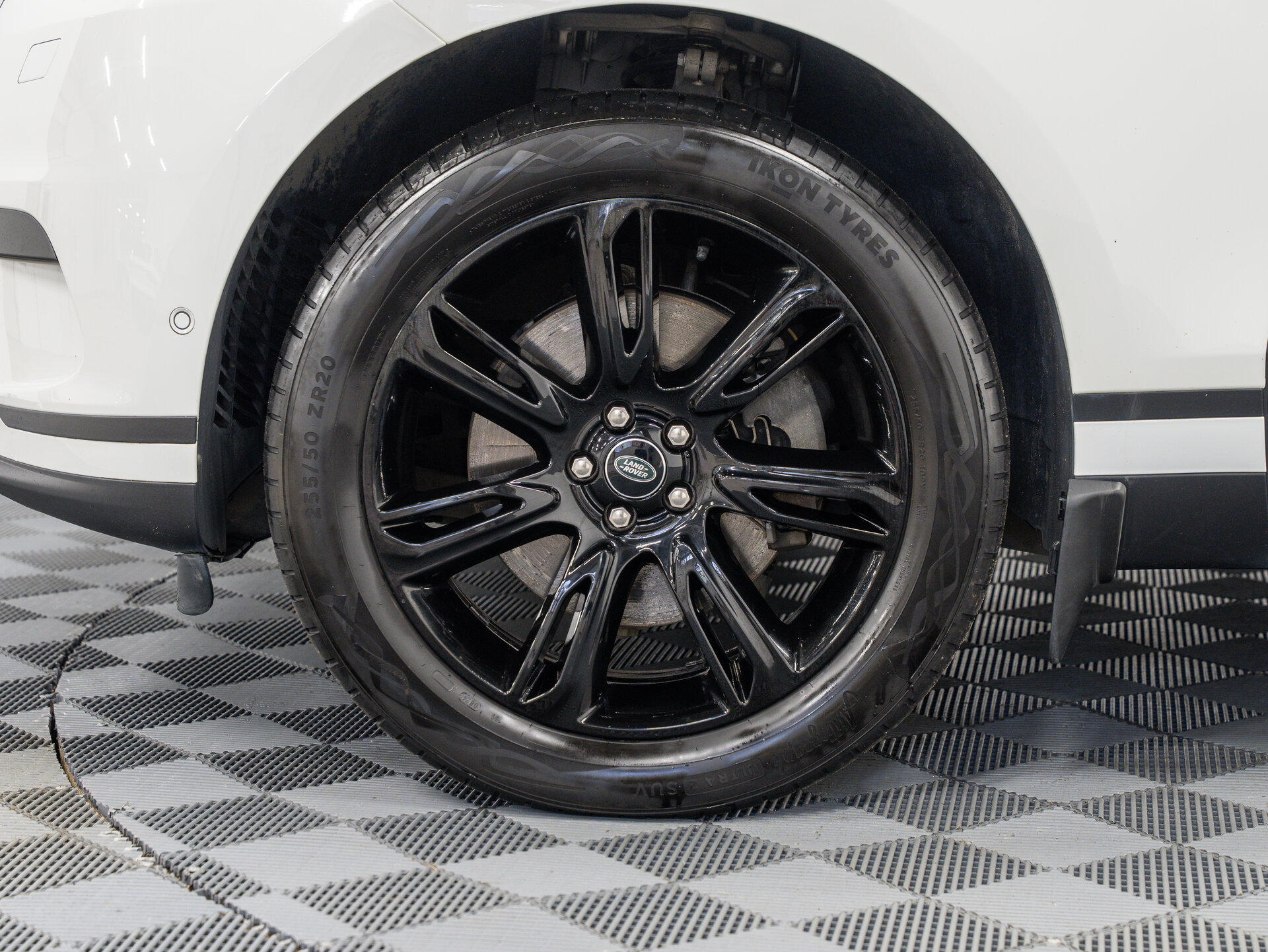 Автомобиль Land Rover Range Rover Velar 2.0 AT (250 л.с.) 4WD - 3
