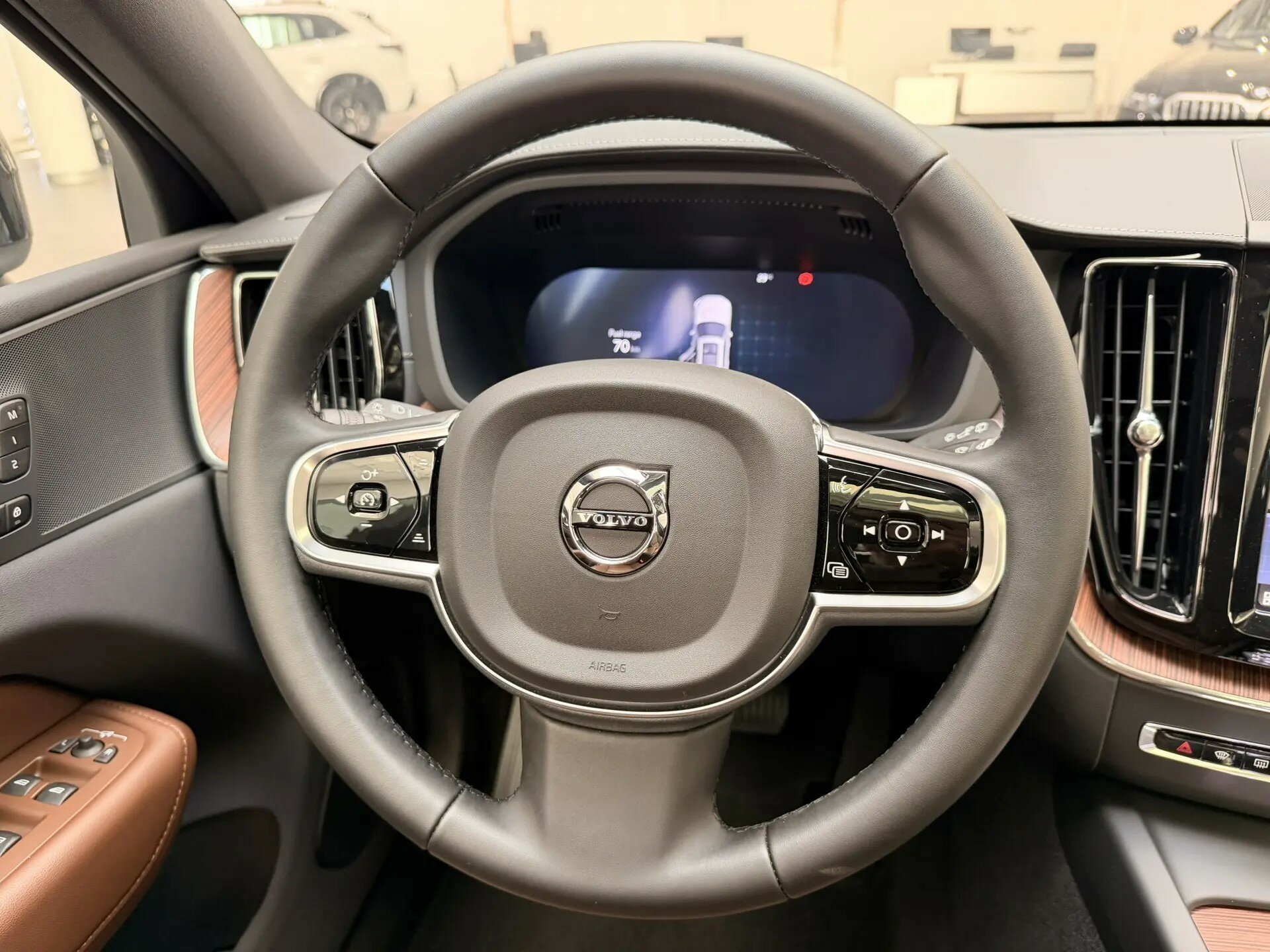 Автомобиль Volvo XC60 2.0 AT (250 л.с.) 4WD - 6
