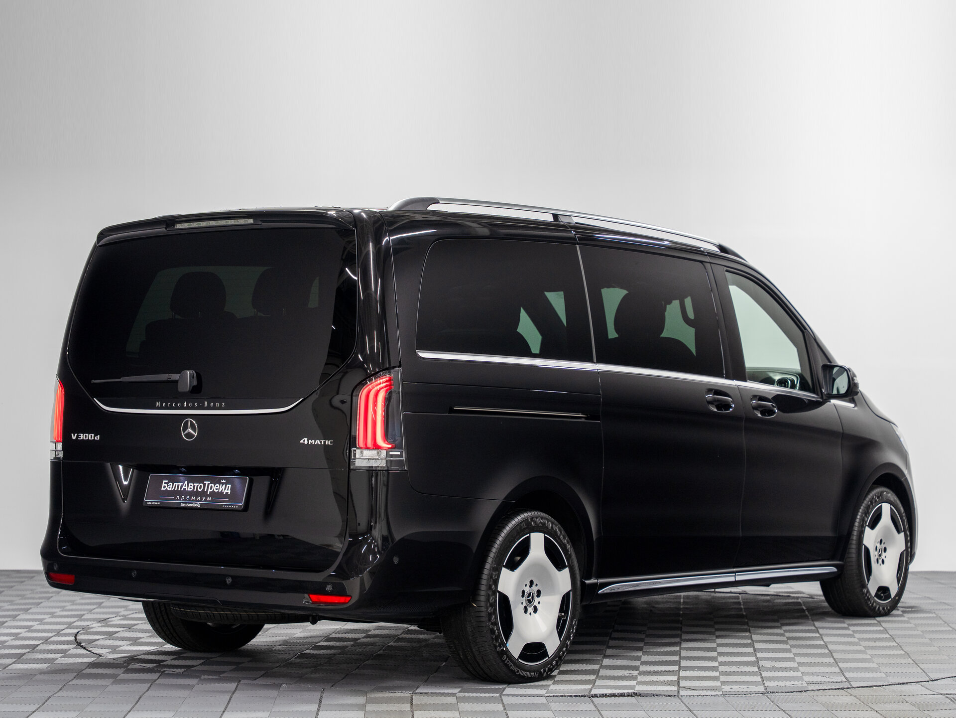 Автомобиль Mercedes-Benz V-Класс 300 d длинный 2.0d AT (237 л.с.) 4WD - 7