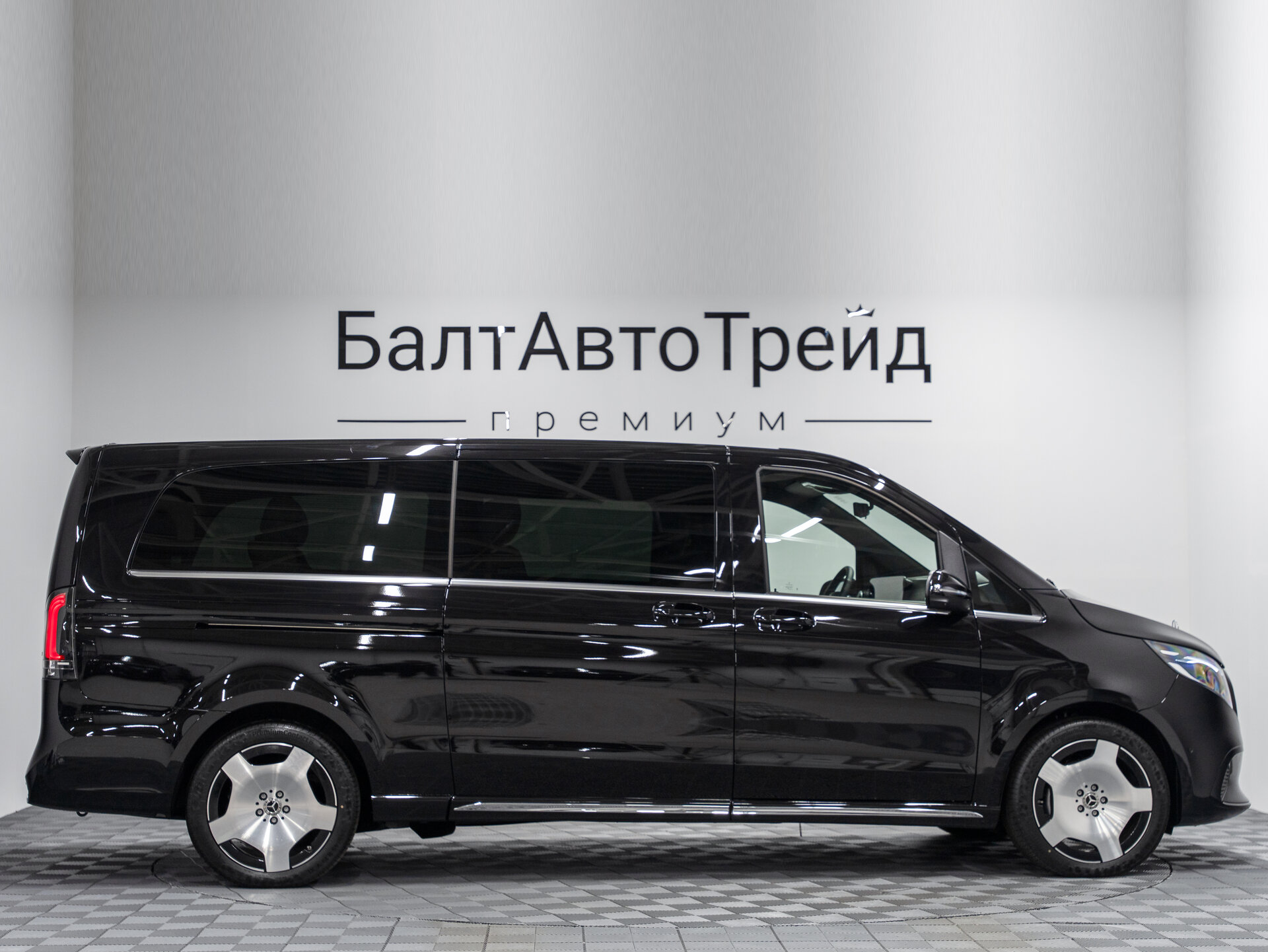 Автомобиль Mercedes-Benz V-Класс 300 d экстра длинный 2.0d AT (237 л.с.) 4WD - 5