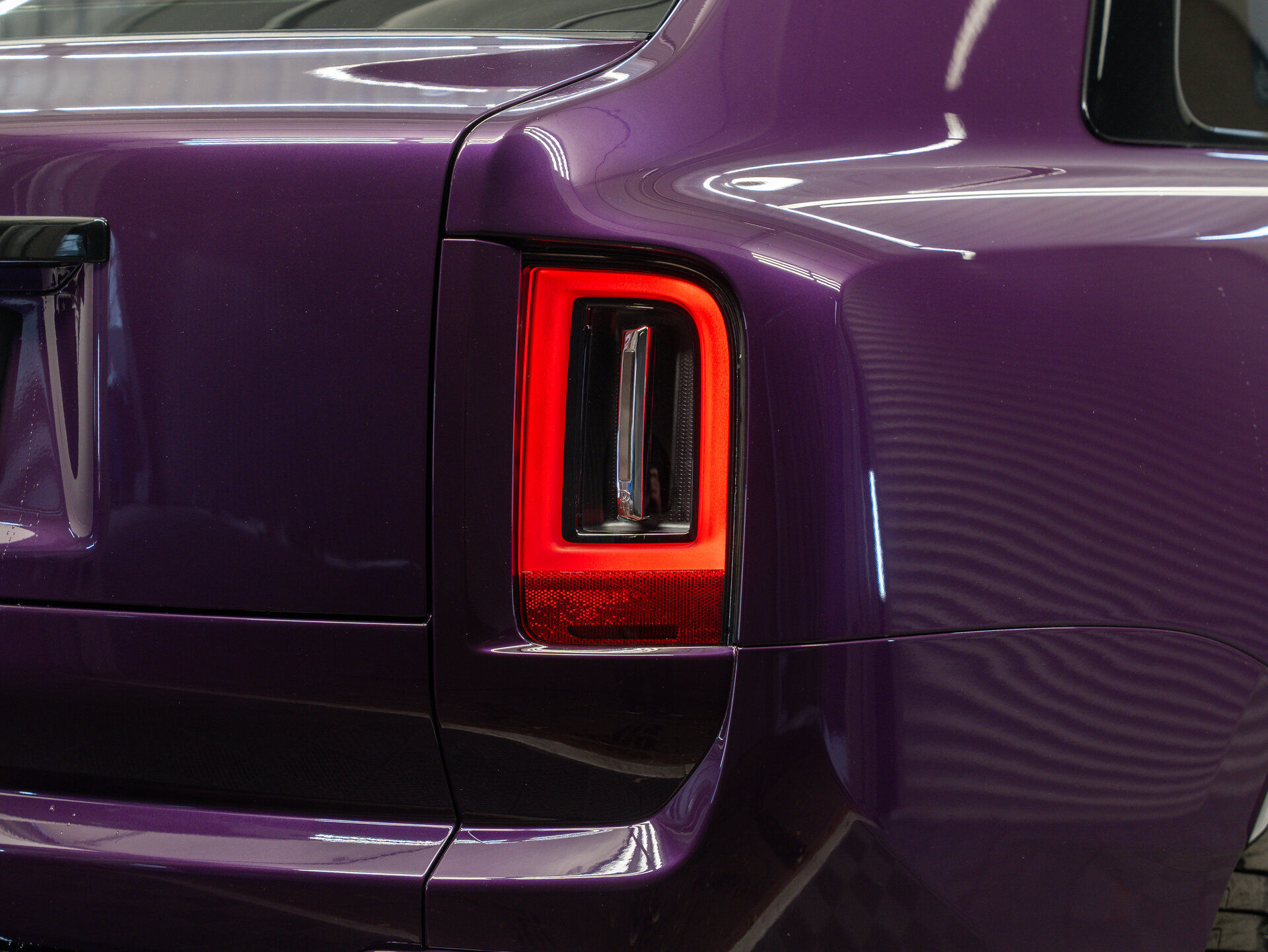 Автомобиль Rolls-Royce Cullinan Black Badge 6.8 AT (600 л.с.) 4WD - 10