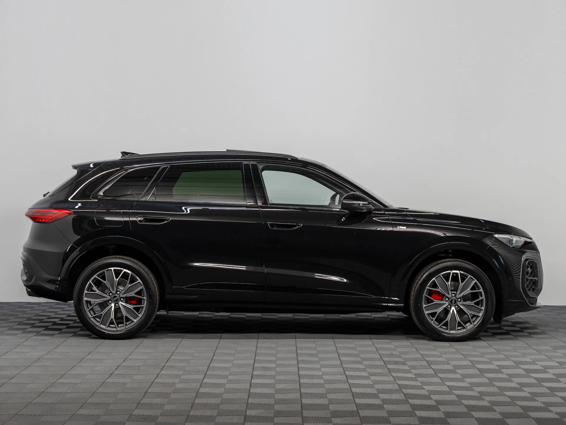 Автомобиль Audi Q5 L 2.0 AMT (204 л.с.) 4WD - 4