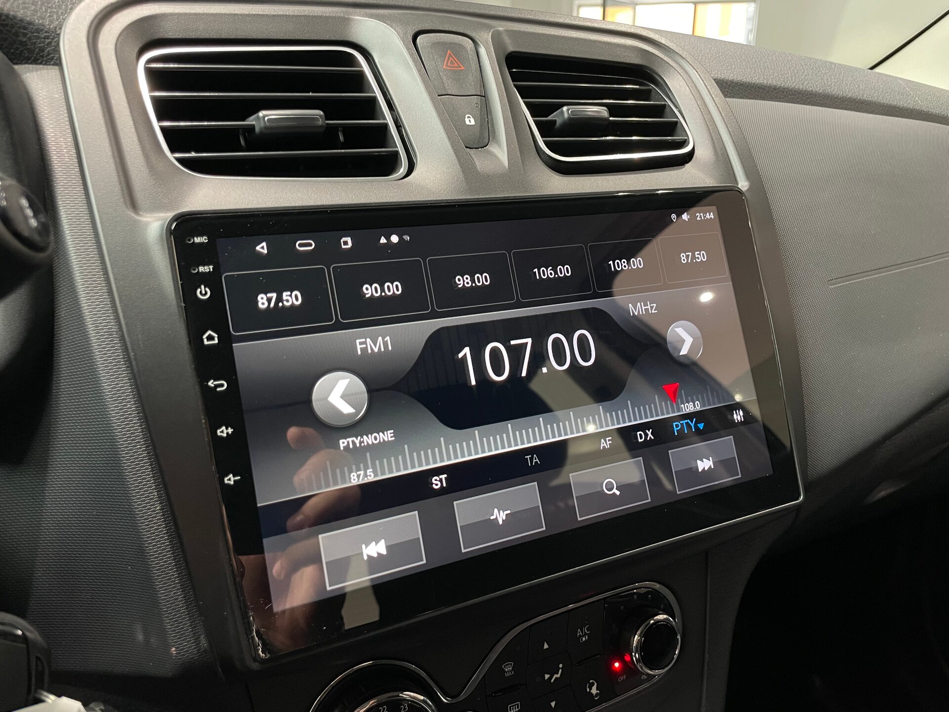 Автомобиль Renault Sandero Stepway 1.6 CVT (113 л.с.) - 19