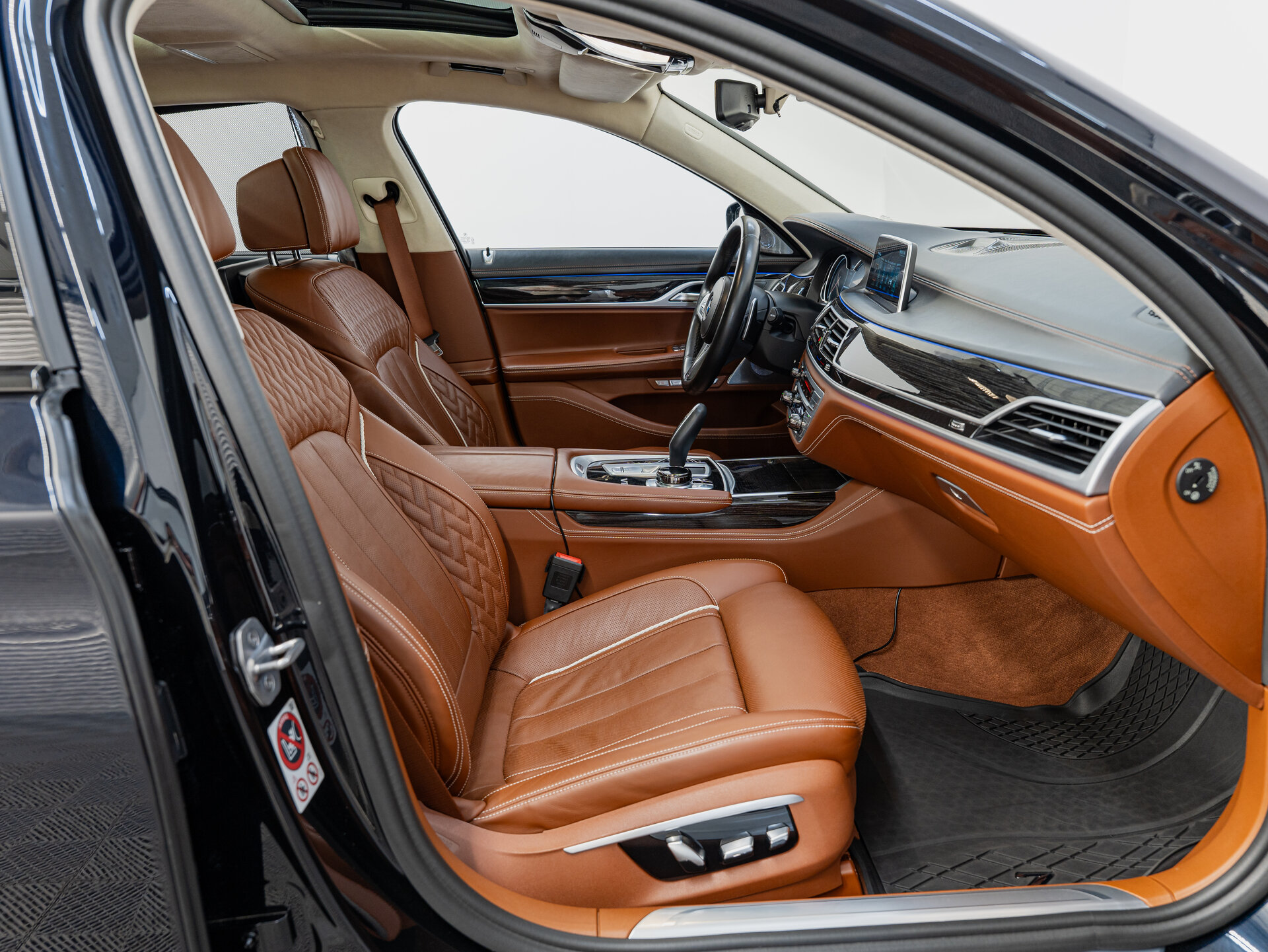 Автомобиль BMW 7 серии M760Li xDrive 6.6 AT (610 л.с.) 4WD - 10