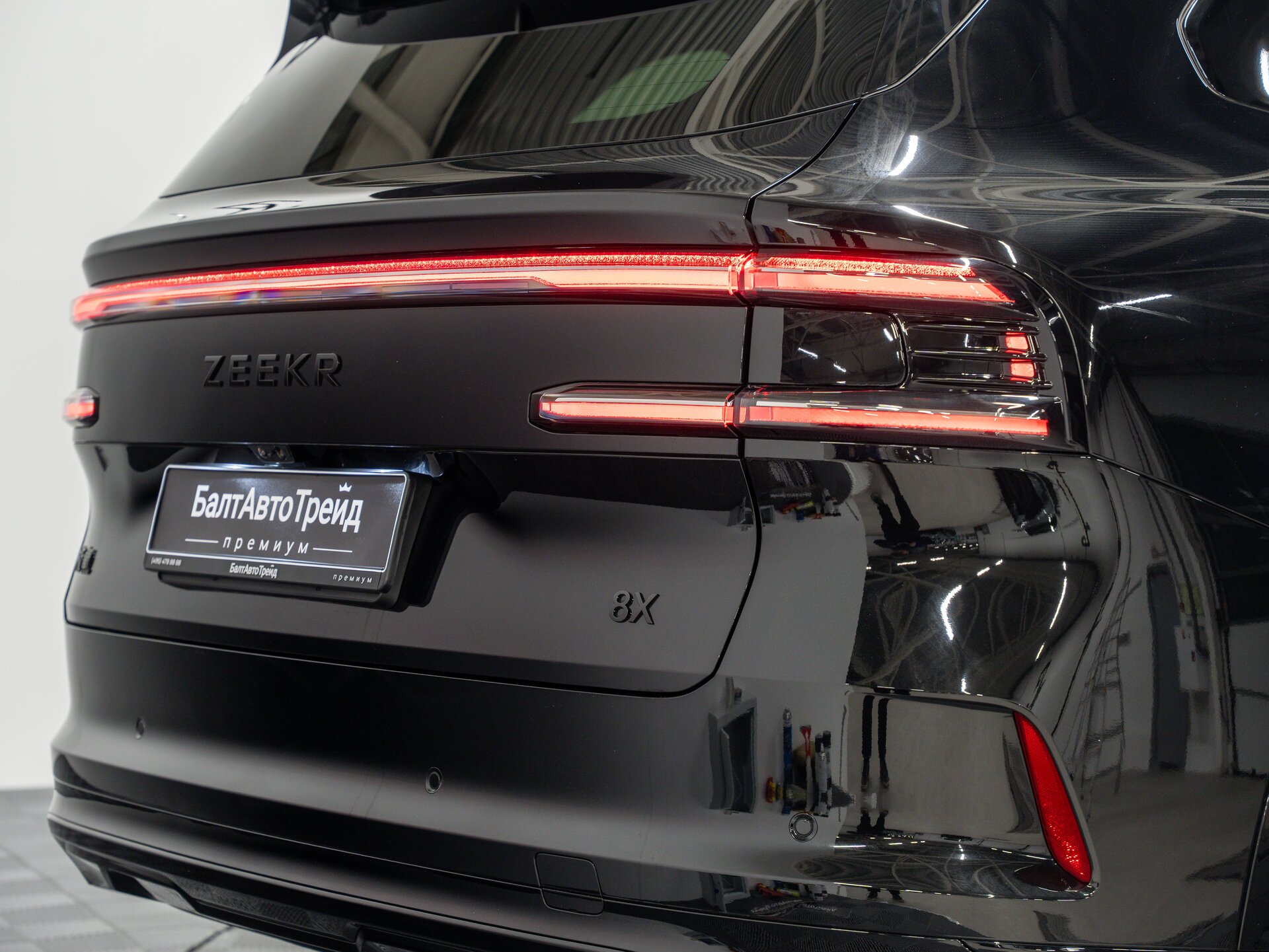 Автомобиль Zeekr 8X 70 kWh 2.0hyb AT (898 л.с.) 4WD - 8