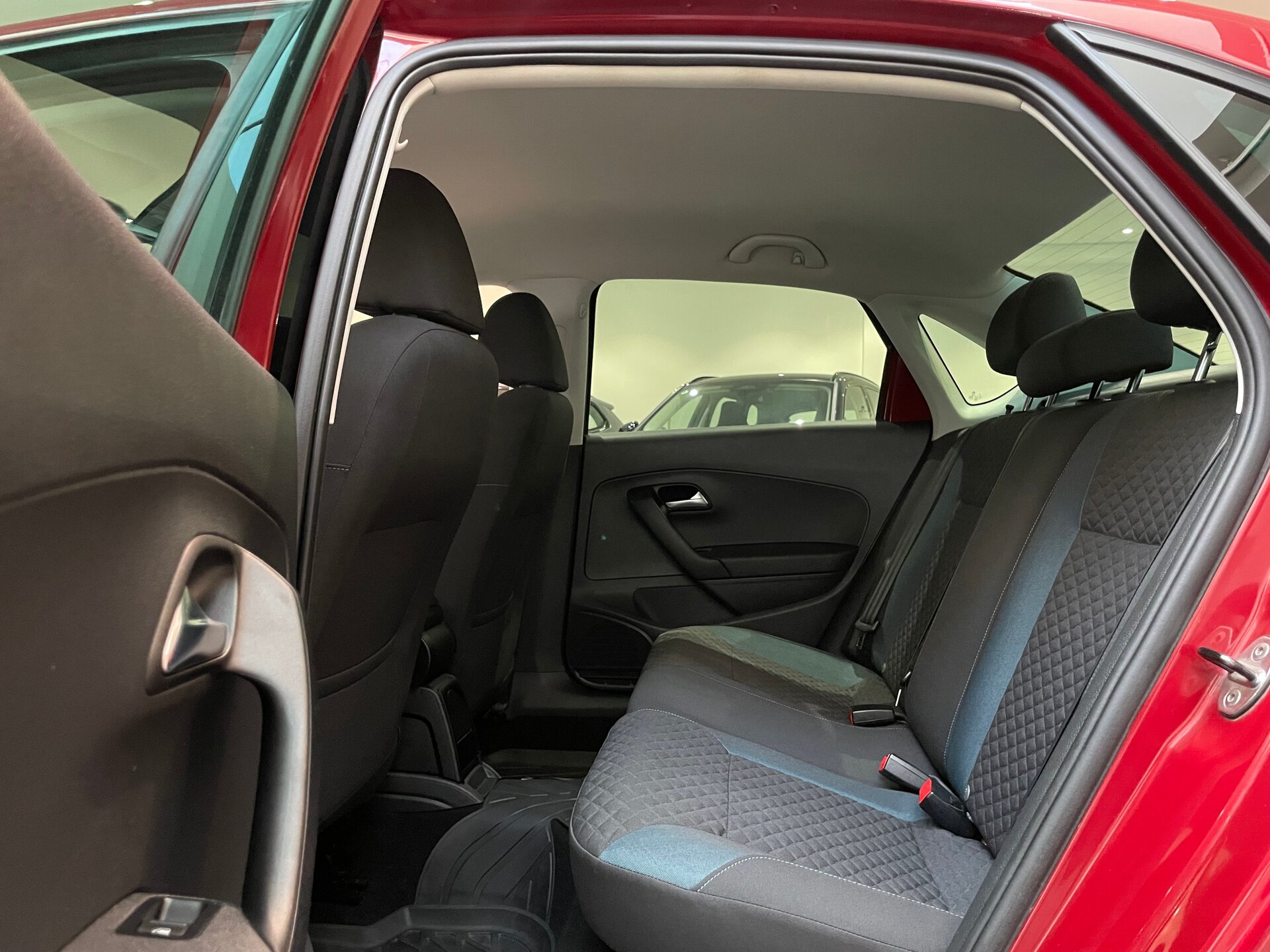 Автомобиль Volkswagen Polo 1.6 AT (110 л.с.) - 9