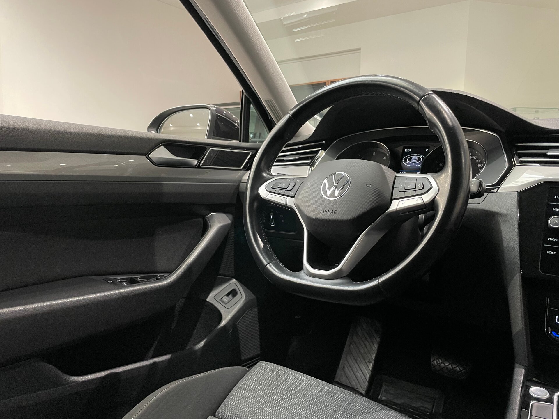 Автомобиль Volkswagen Passat 2.0d AMT (122 л.с.) - 15