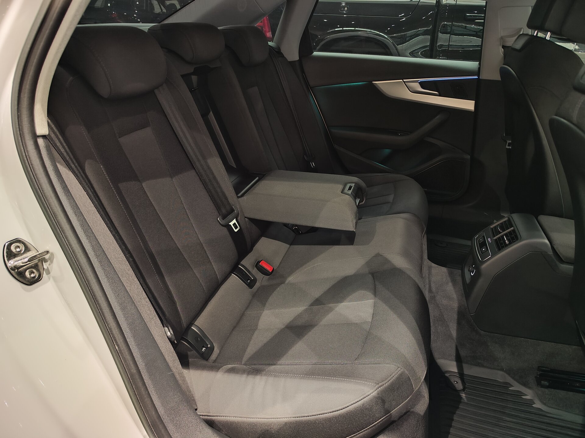 Автомобиль Audi A4 2.0 AMT (249 л.с.) 4WD - 11