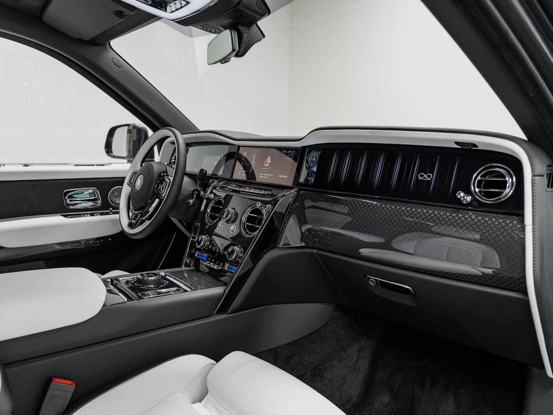 Автомобиль Rolls-Royce Cullinan Black Badge 6.8 AT (600 л.с.) 4WD - 15