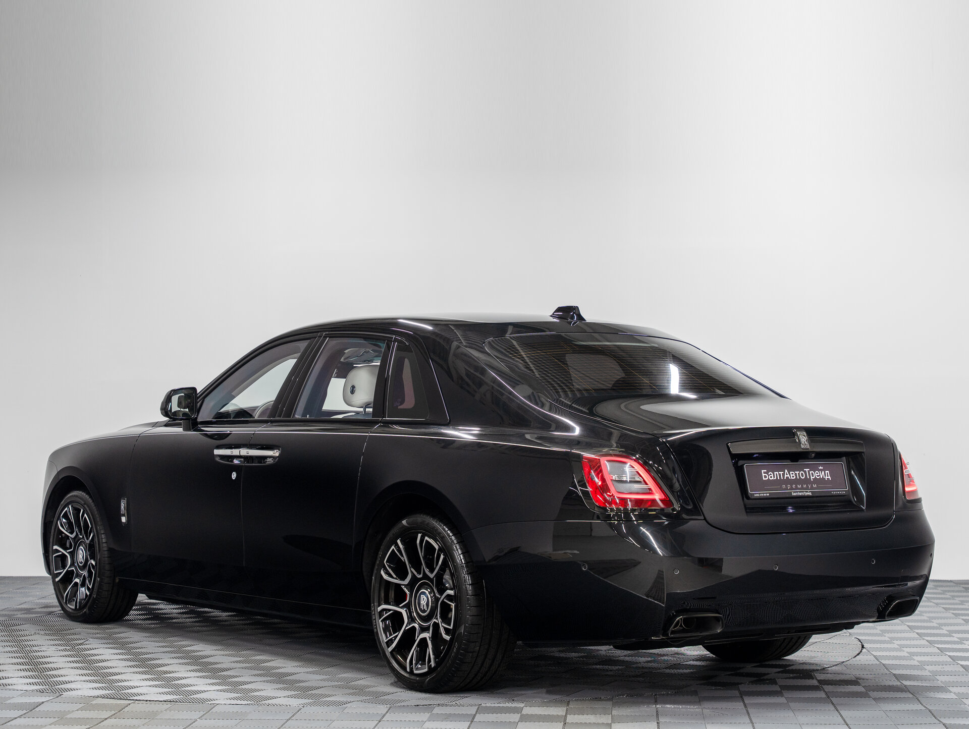 Автомобиль Rolls-Royce Ghost Black Badge 6.8 AT (600 л.с.) 4WD - 10