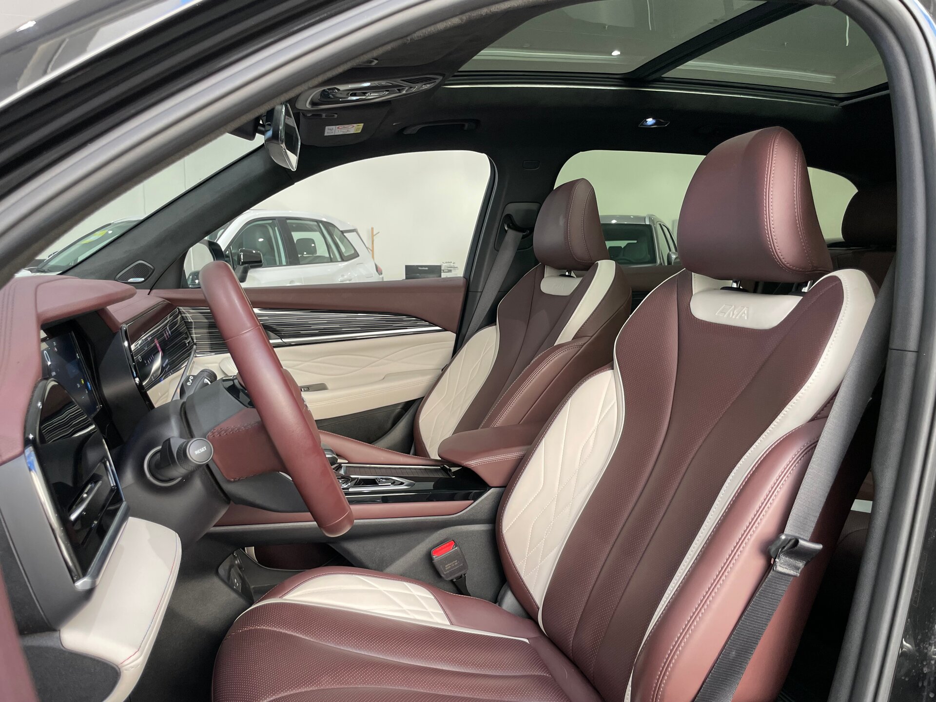 Автомобиль Geely Monjaro 2.0 AT (238 л.с.) 4WD - 8