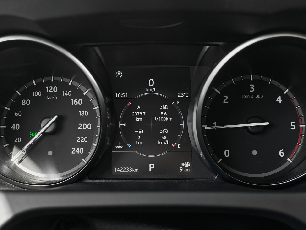 Купить Land Rover Discovery Sport 2.0d AT (180 л.с.) 4WD, 2017 в Екатеренбурге