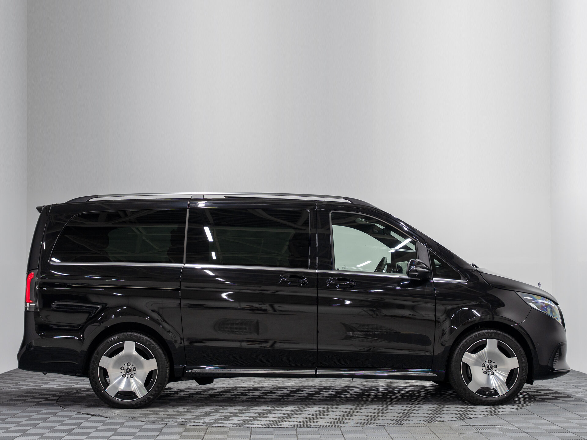 Автомобиль Mercedes-Benz V-Класс 300 d длинный 2.0d AT (237 л.с.) 4WD - 6