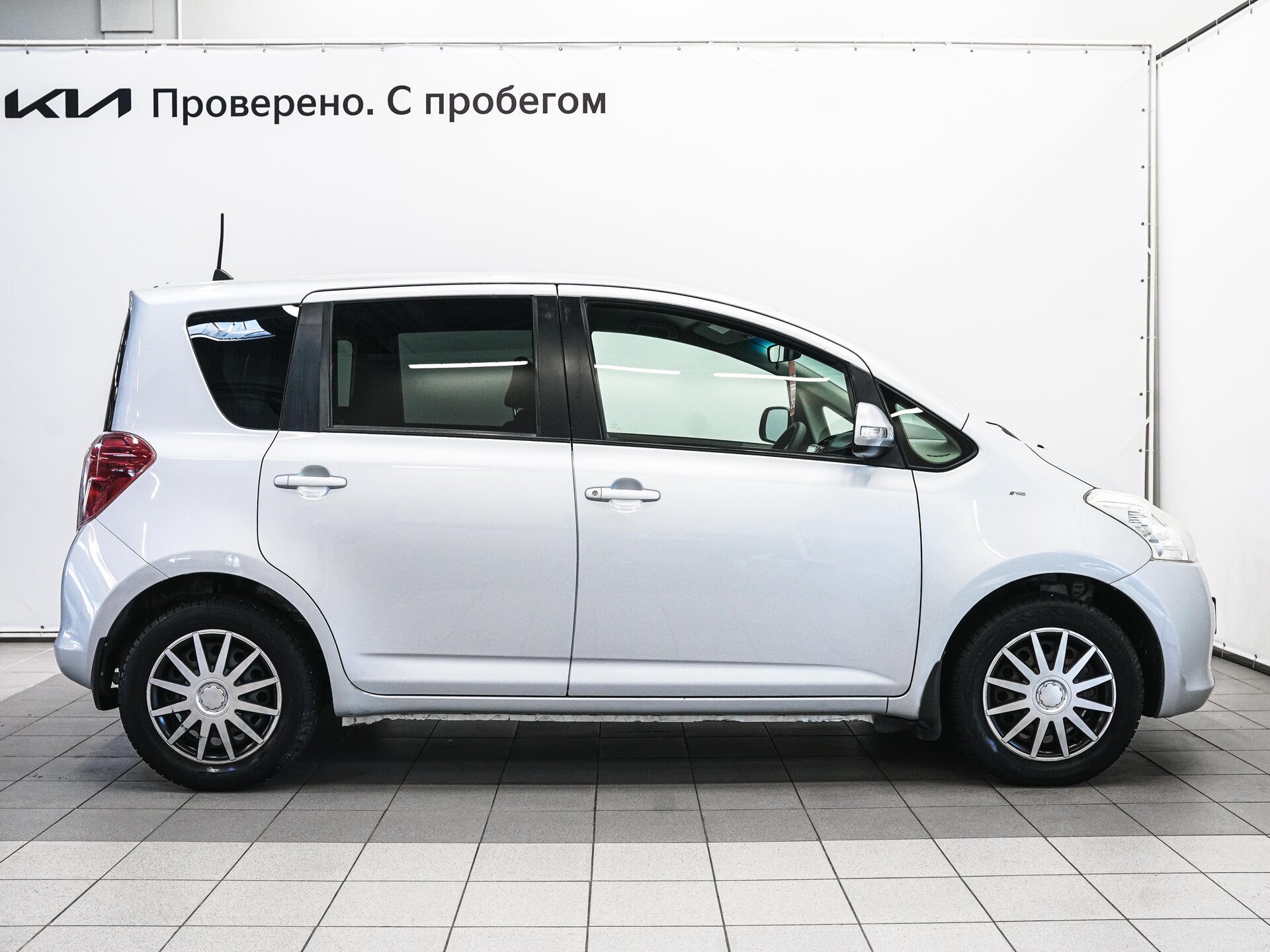 Toyota Ractis 2010 6