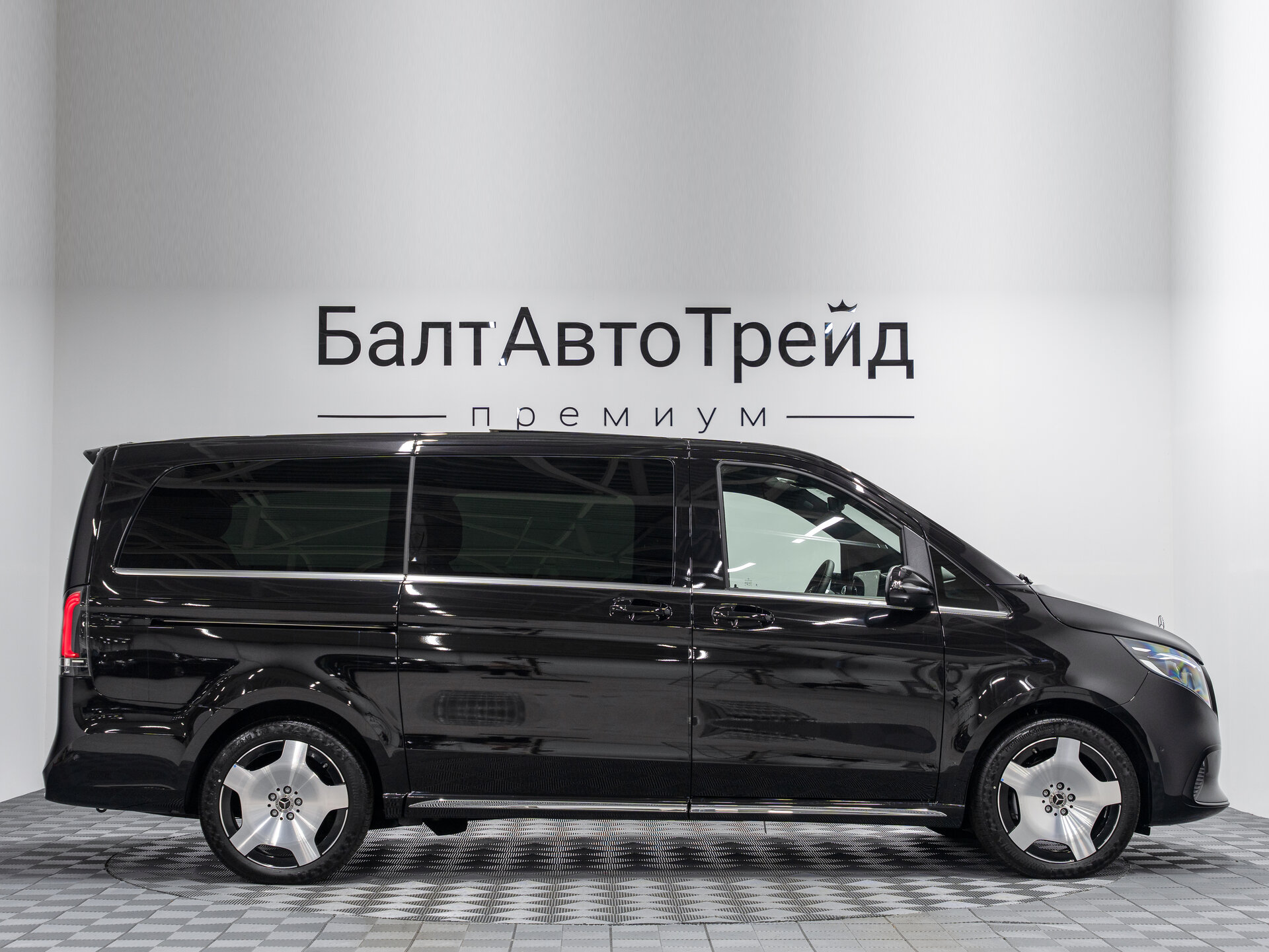 Автомобиль Mercedes-Benz V-Класс 300 d длинный 2.0d AT (237 л.с.) 4WD - 6