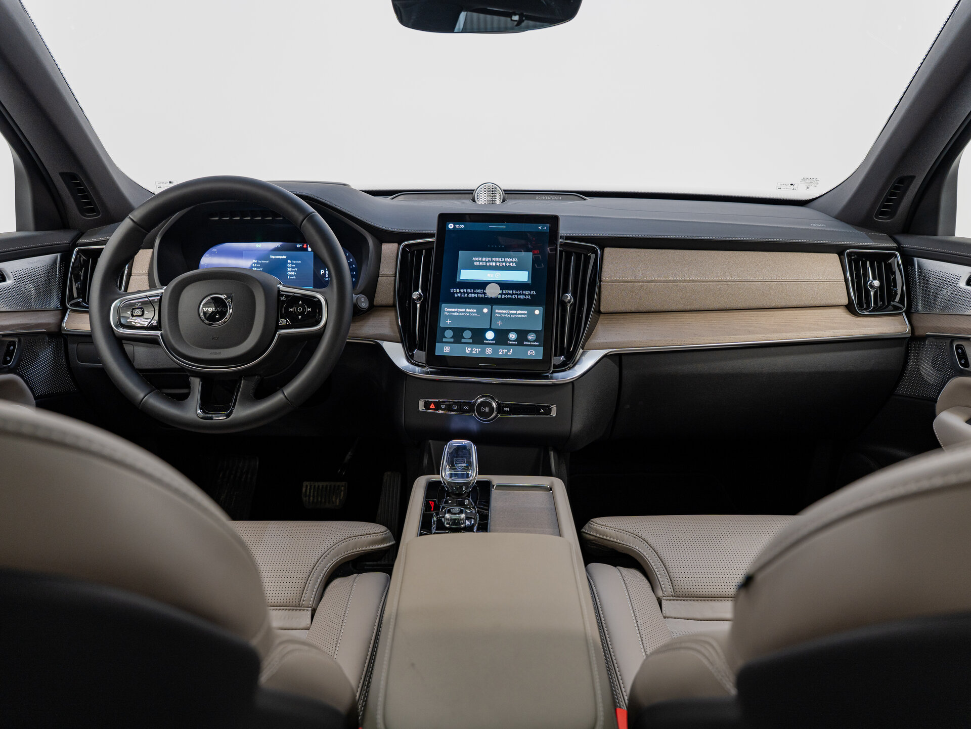 Автомобиль Volvo XC90 B6 2.0 AT (300 л.с.) 4WD - 16