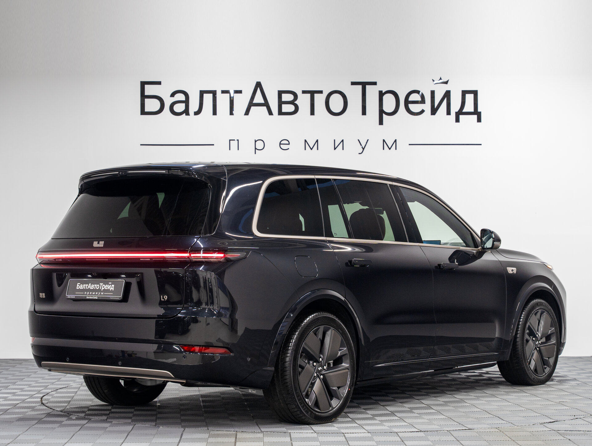 Автомобиль LiXiang L9 52.3 kWh 1.5hyb AT (449 л.с.) 4WD - 7