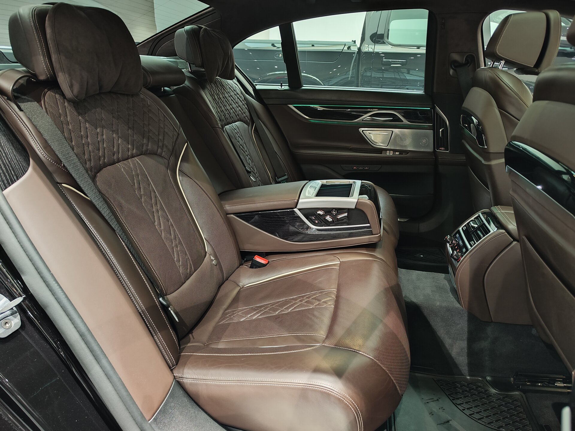 Автомобиль BMW 7 серии 750d xDrive 3.0d AT (400 л.с.) 4WD - 12