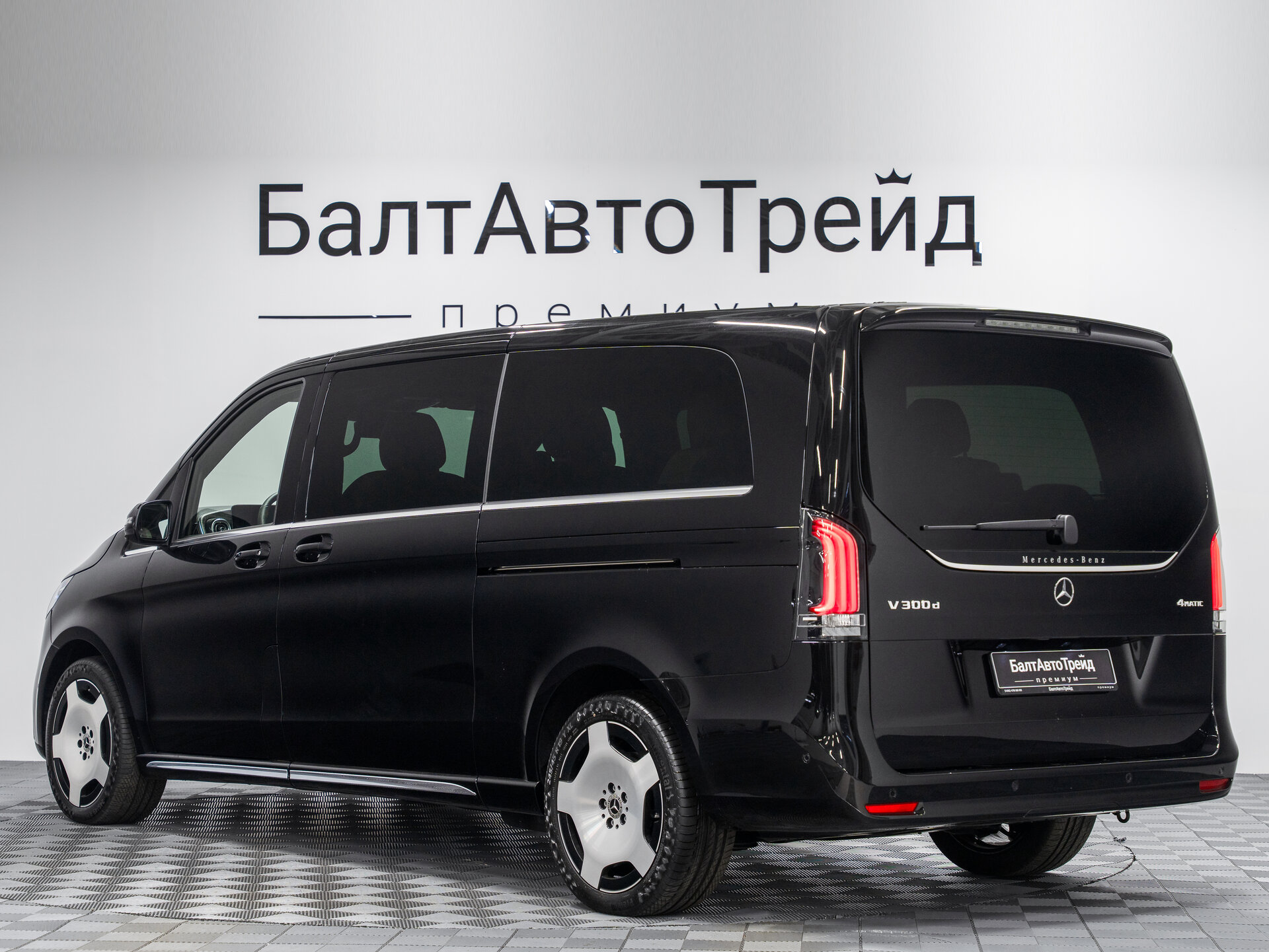 Автомобиль Mercedes-Benz V-Класс 300 d экстра длинный 2.0d AT (237 л.с.) 4WD - 7