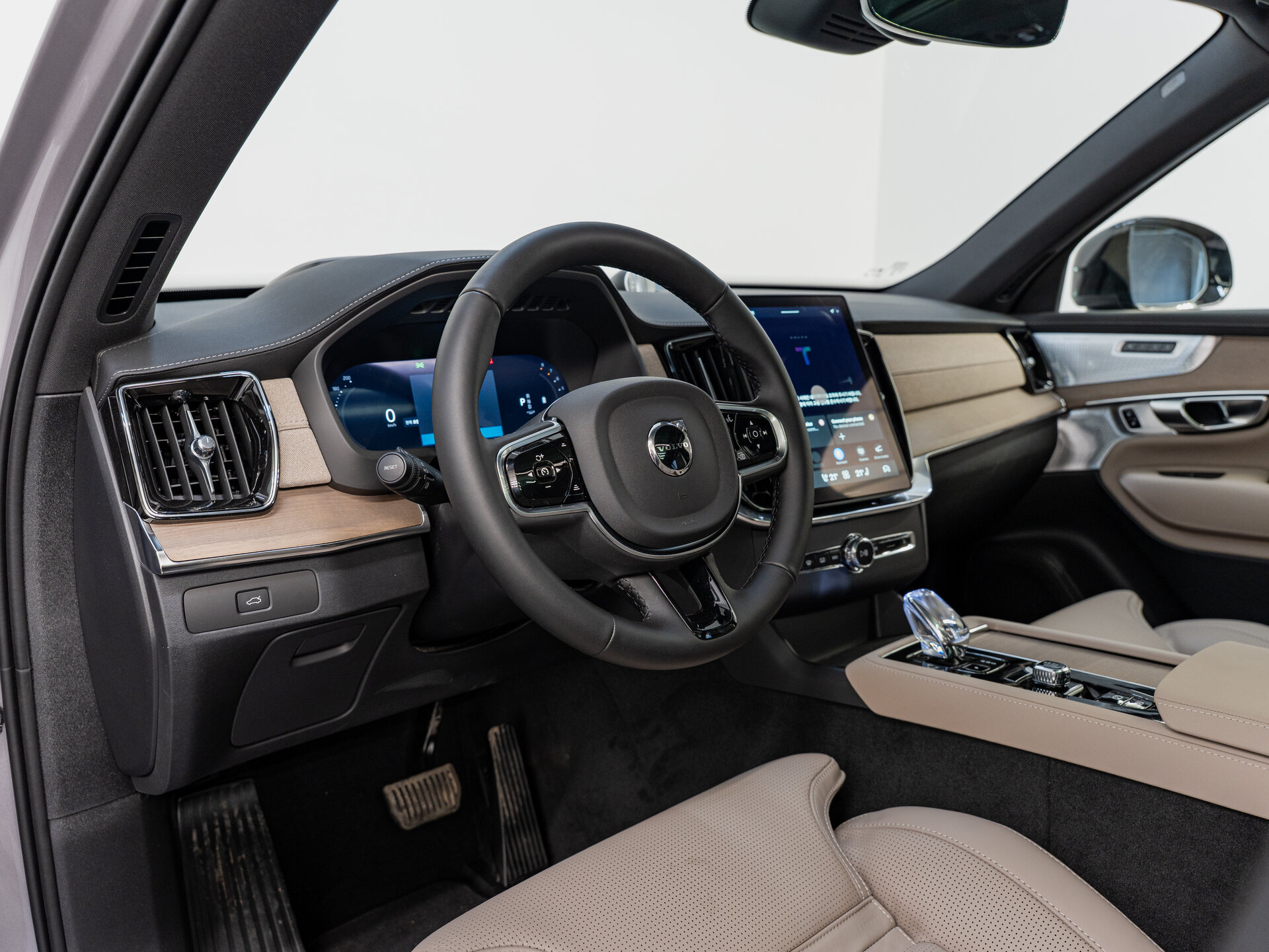 Автомобиль Volvo XC90 B6 2.0 AT (300 л.с.) 4WD - 15