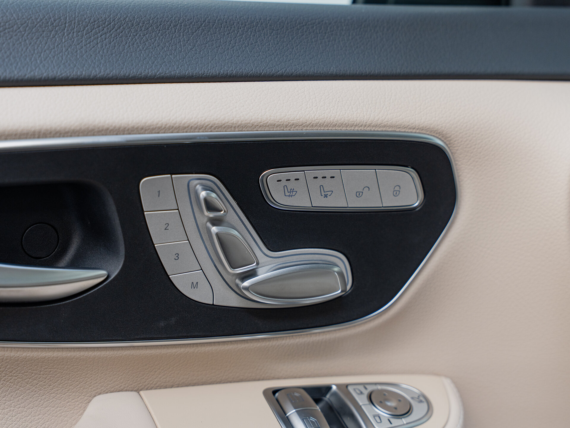 Автомобиль Mercedes-Benz V-Класс 300 d экстра длинный 2.0d AT (237 л.с.) 4WD - 20